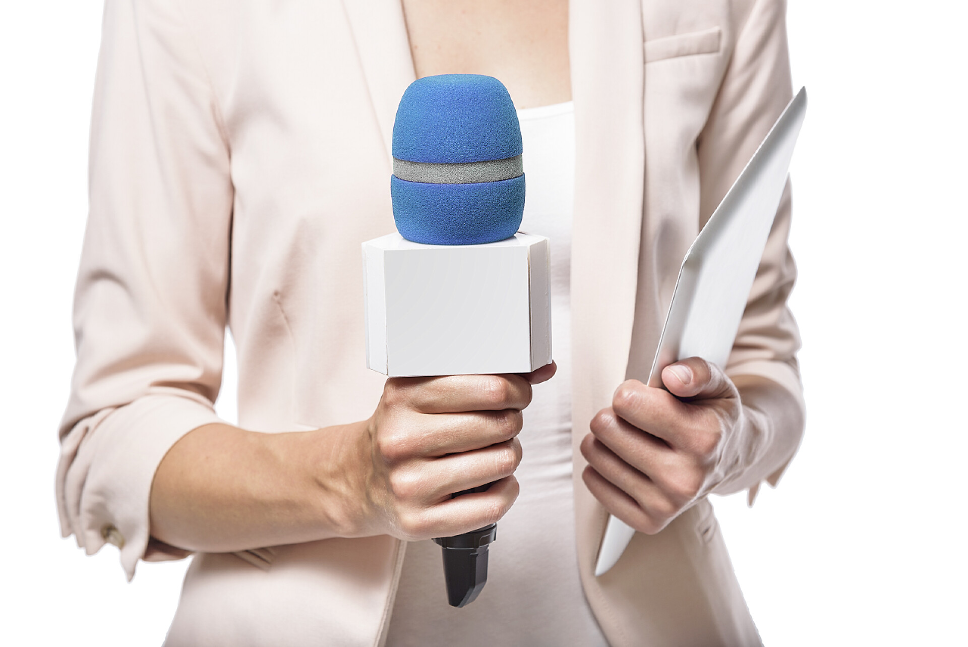 白色背景下拿着麦克风的节目主持人记者