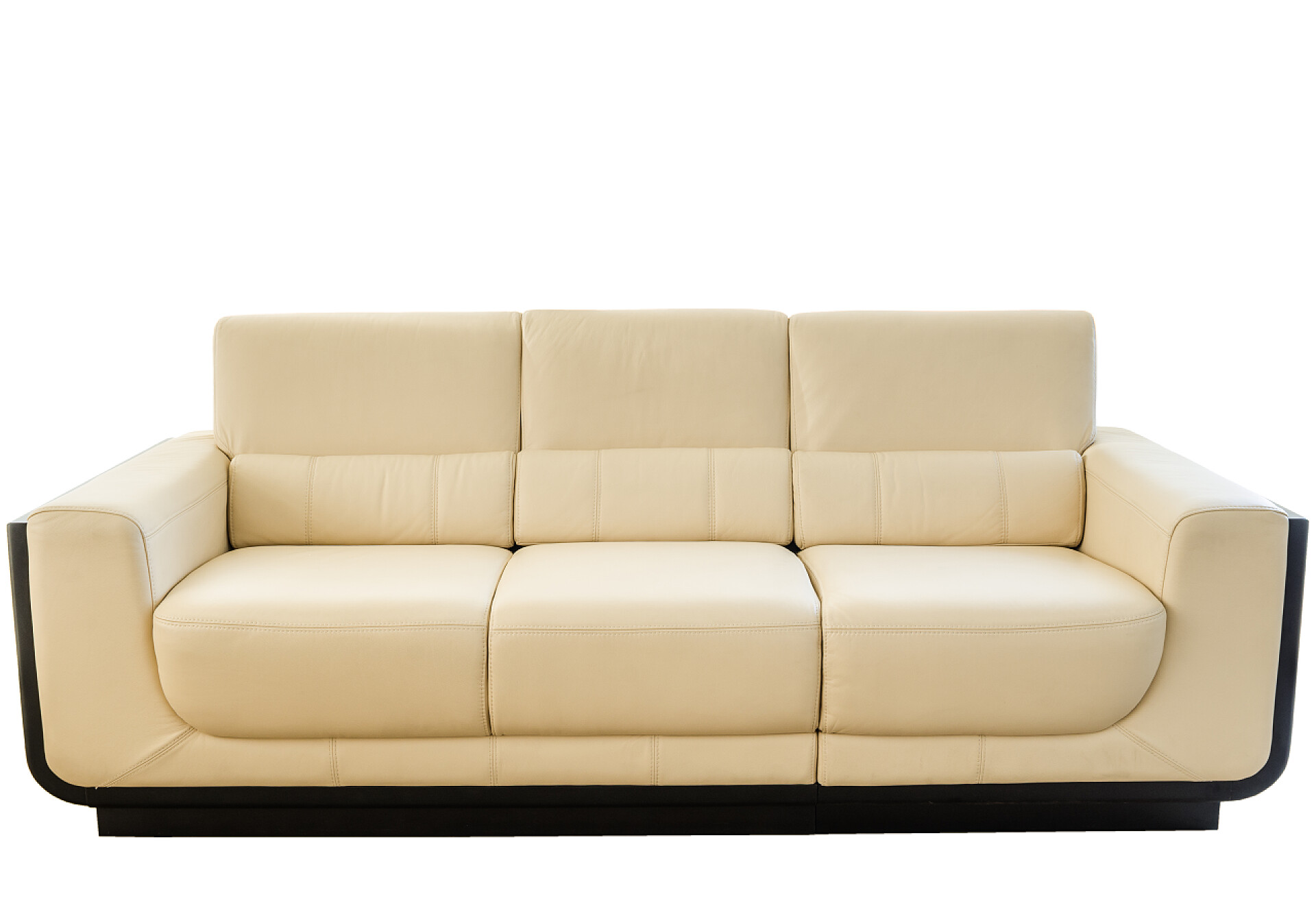 白色背景下现代白色奶油真皮沙发现代白色奶油皮沙发 