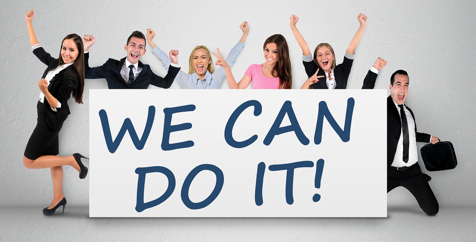 白色横幅后面的一群同事我们可以做到字