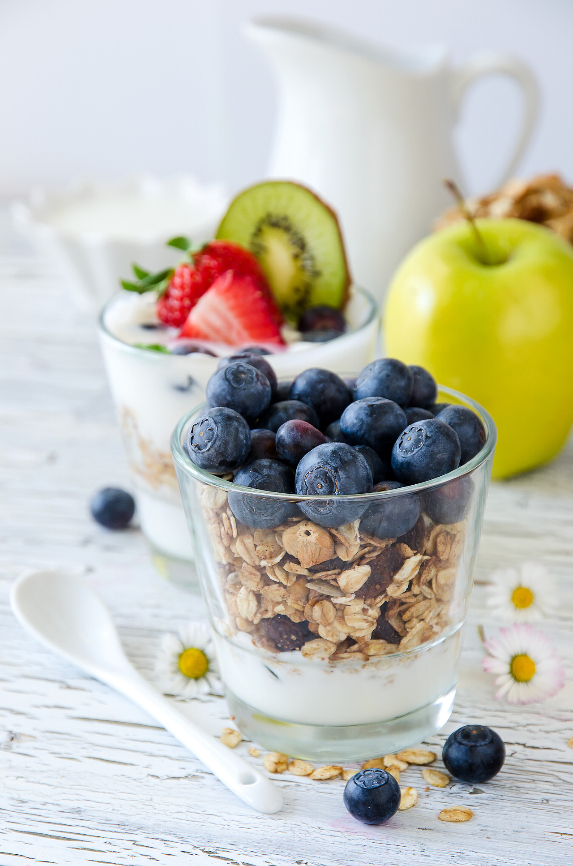 水果酸奶Healthy breakfast with muesli in glass, fresh berries and yogurt