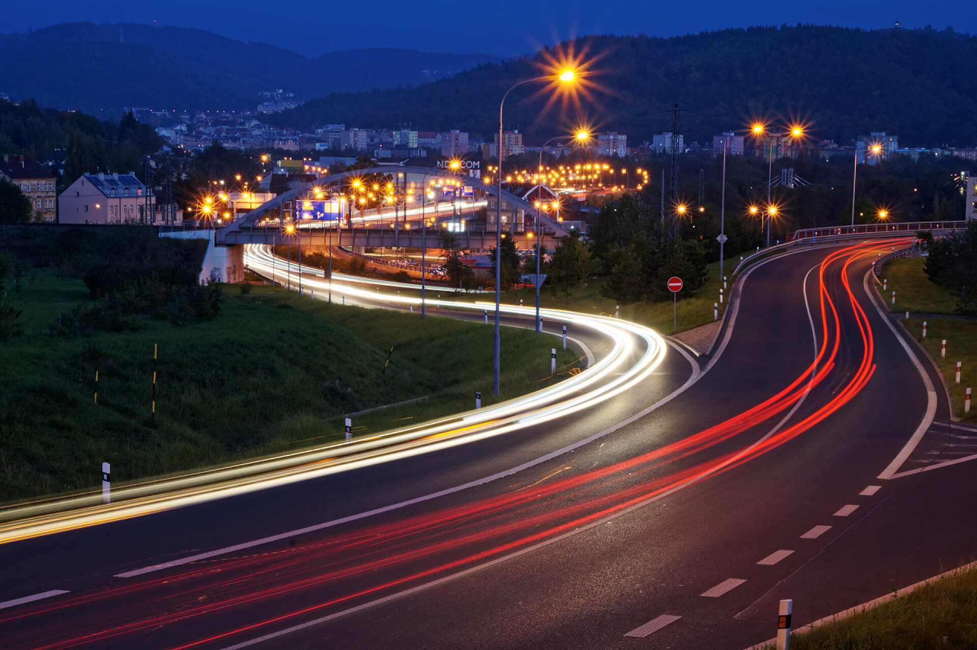 城市的路灯The city with street lighting in the valley at night, the light path headlights of cars