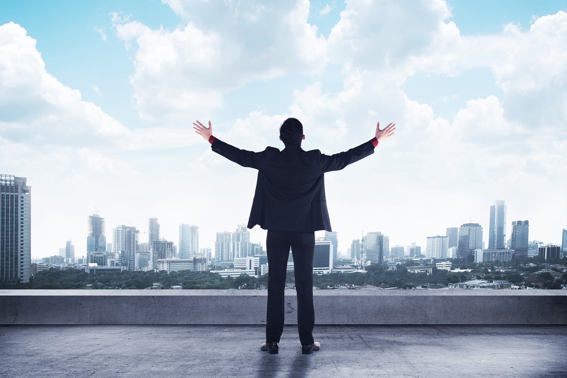 以城市建筑为背景的商业人士背影期待着这个城市的亚洲业务人