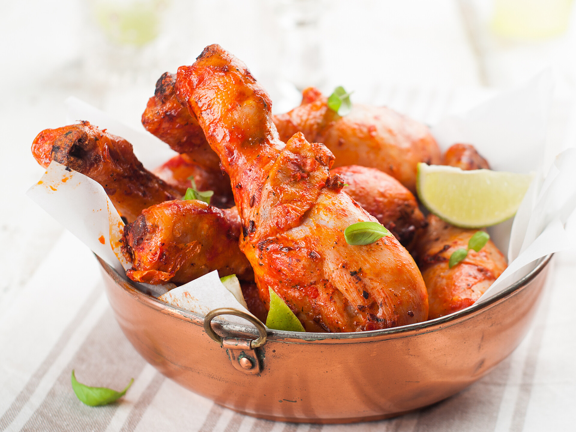 加柠檬的烧鸡腿烤的鸡的双腿