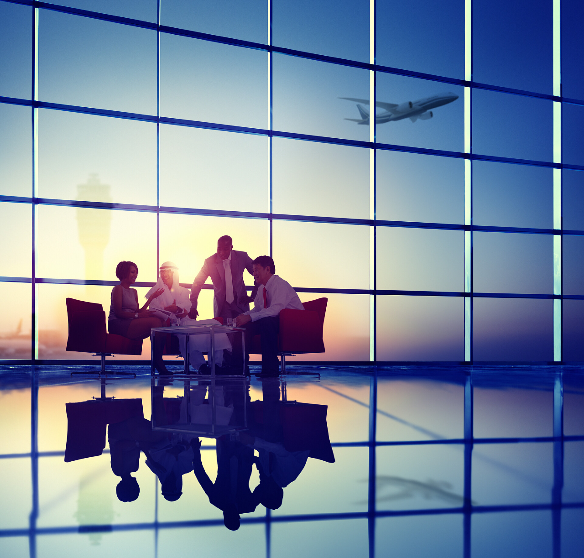 在夕阳下飞机起飞的时候业务团队讨论会议业务团队会议概念