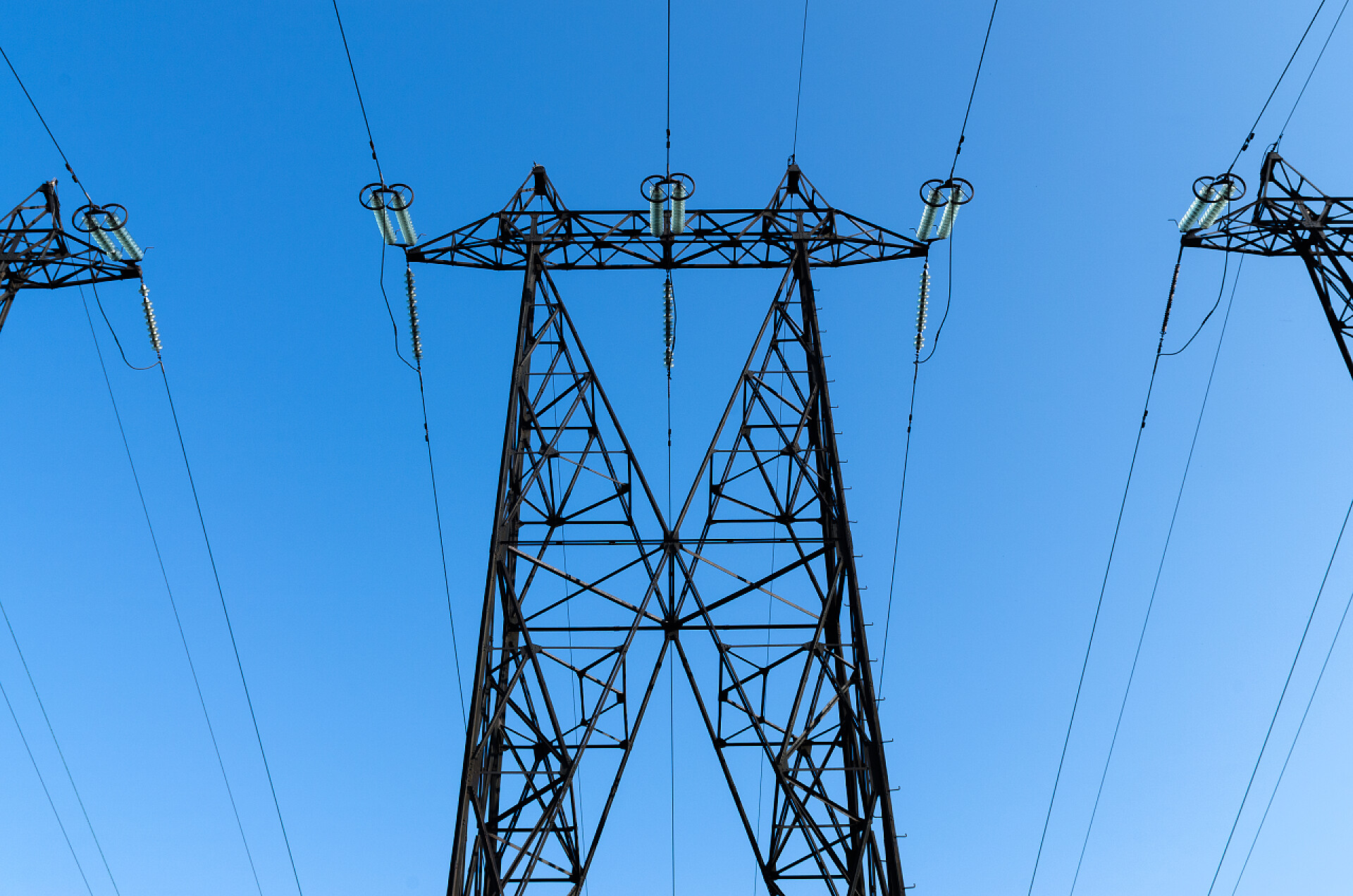 在蓝色天空下的高压电源线高压电力线