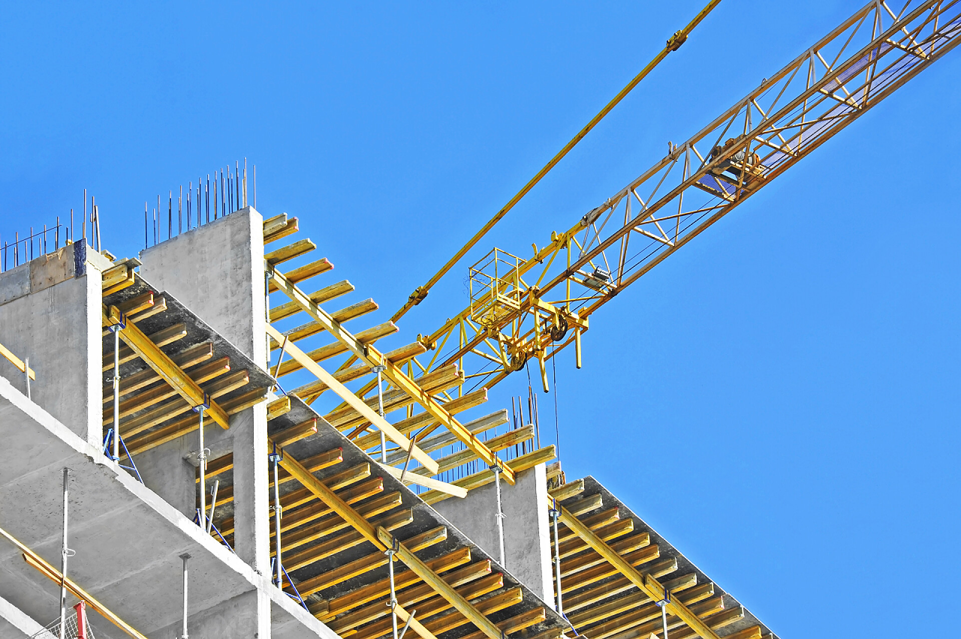 蓝天下的起重机和建筑工地起重机和建设网站