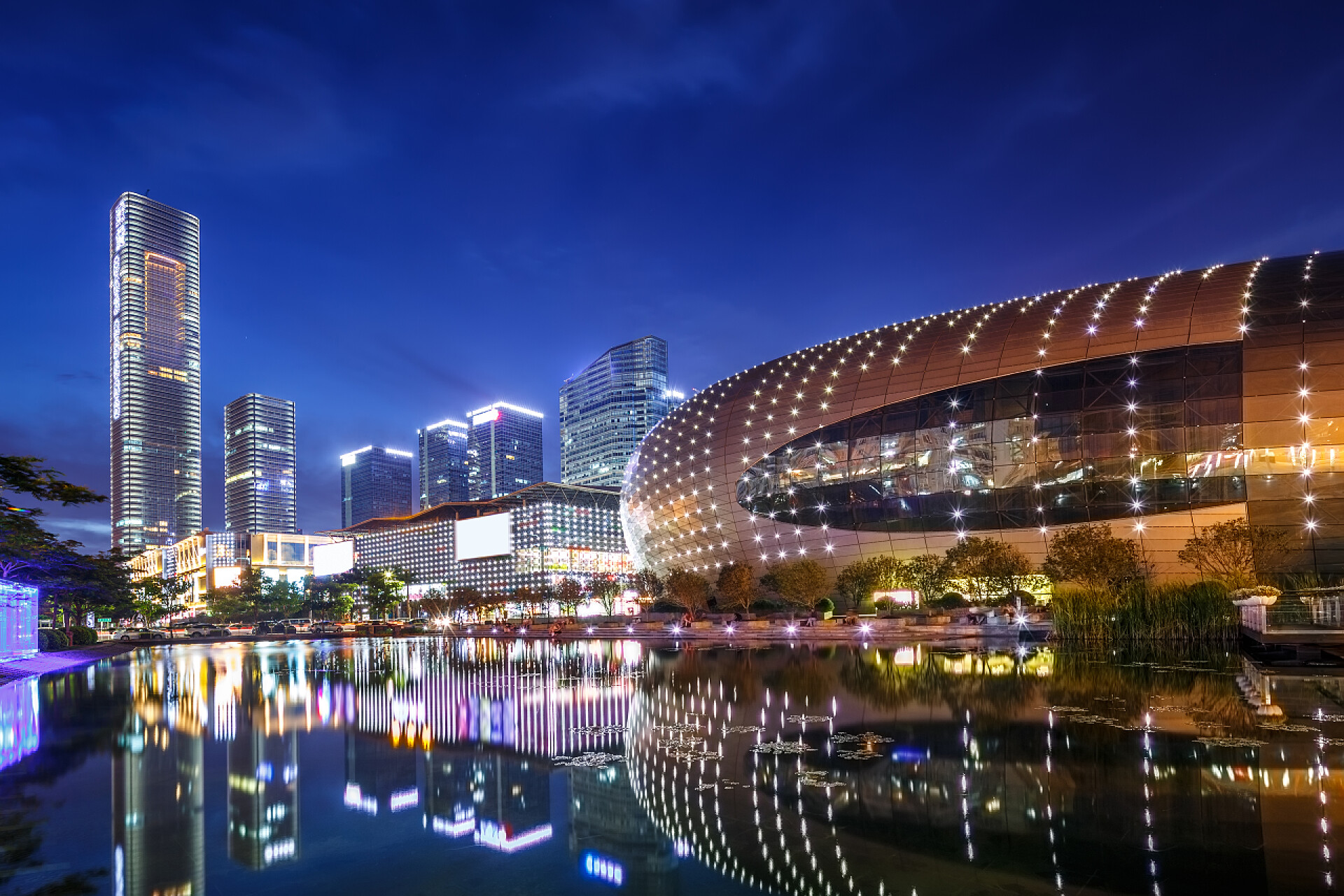 现代河岸边的城市建筑Illumintaed 现代标志性和地平线在河岸