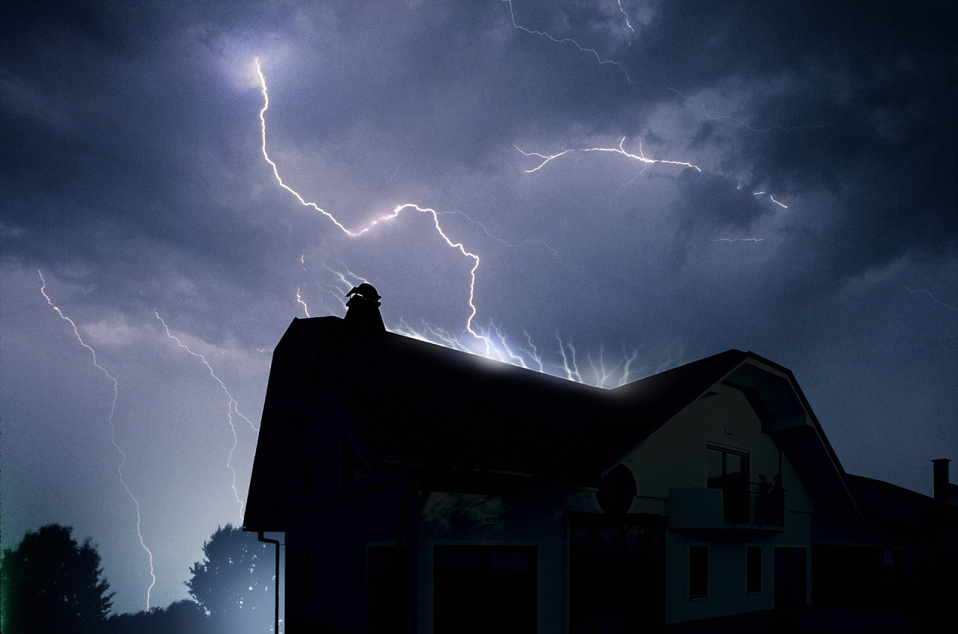 在暴风雨下的房子多云风暴天空中的闪电