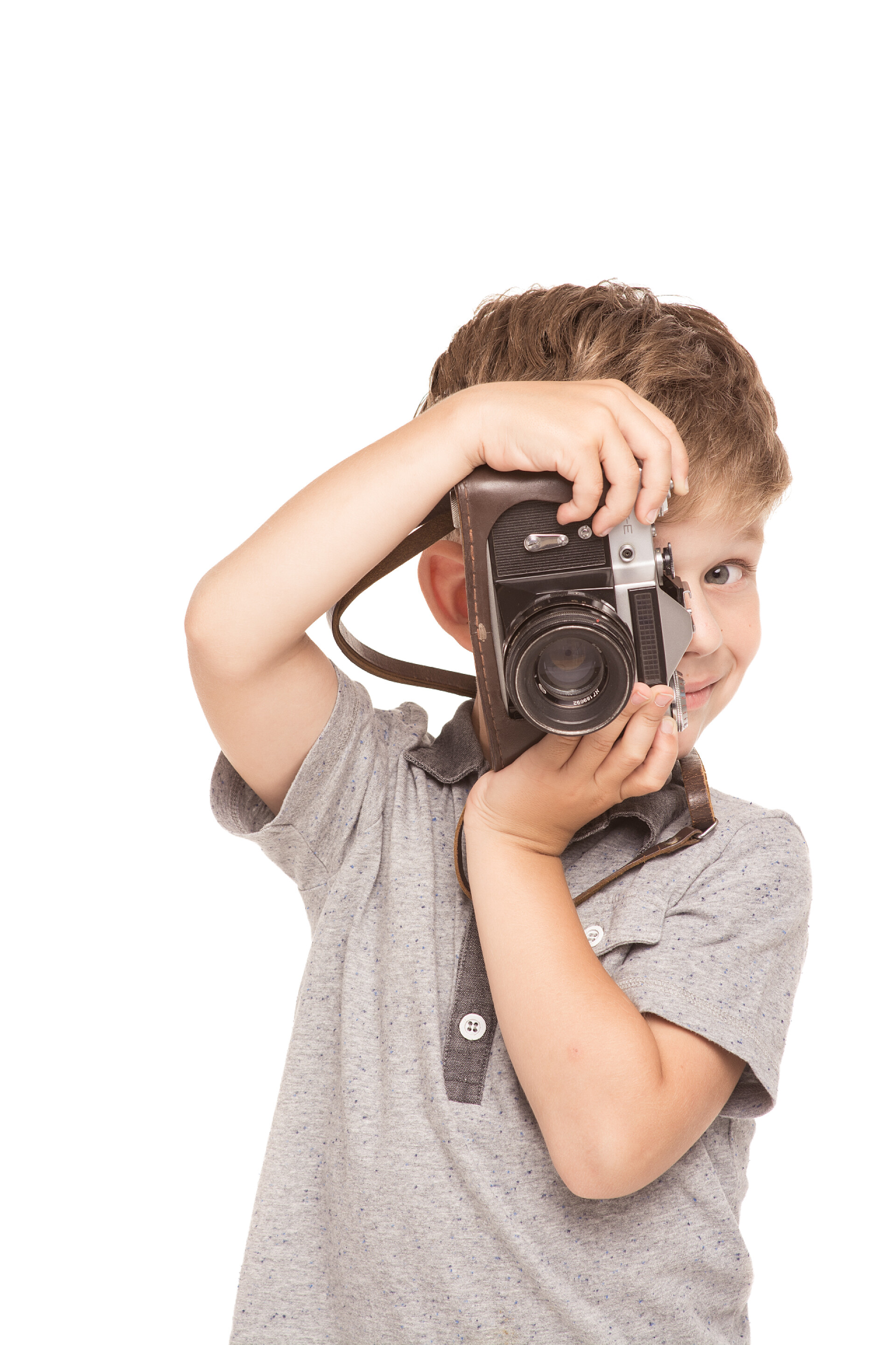 白色背景上可爱的小男孩使用相机孤立在白色的小男孩