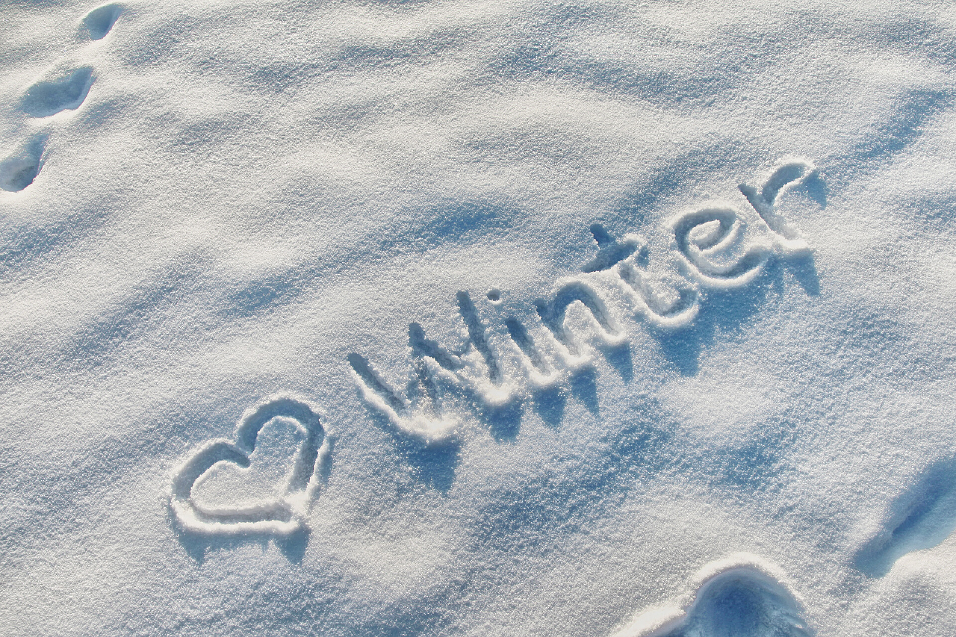 在雪地上的心形和单词冬雪背景