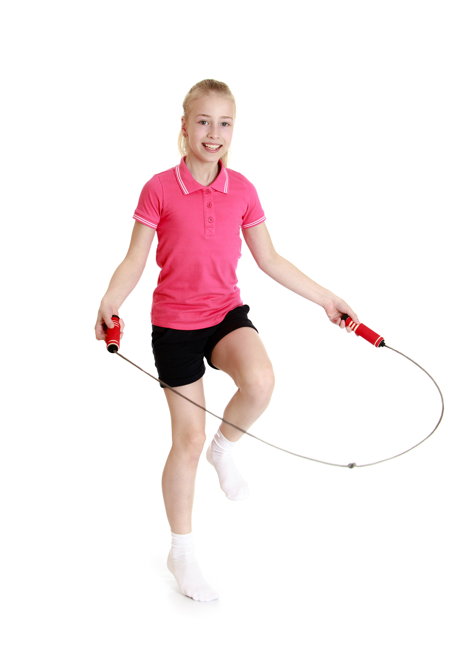 白色背景上跳绳的女孩