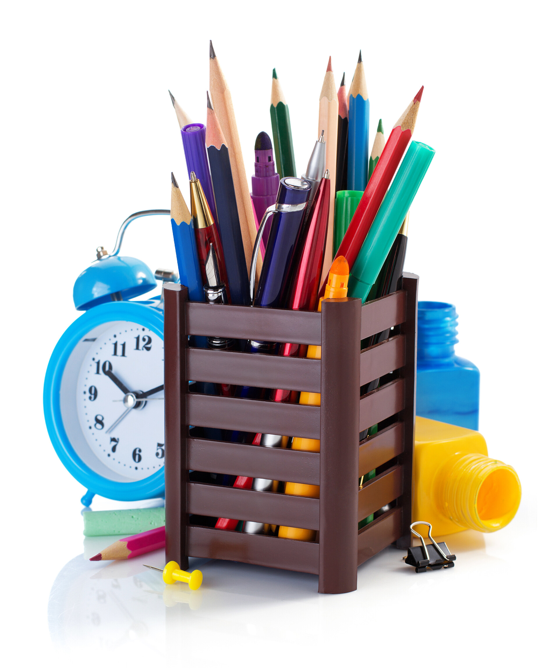 在白色背景上的学习用品持有人篮子和学校用品