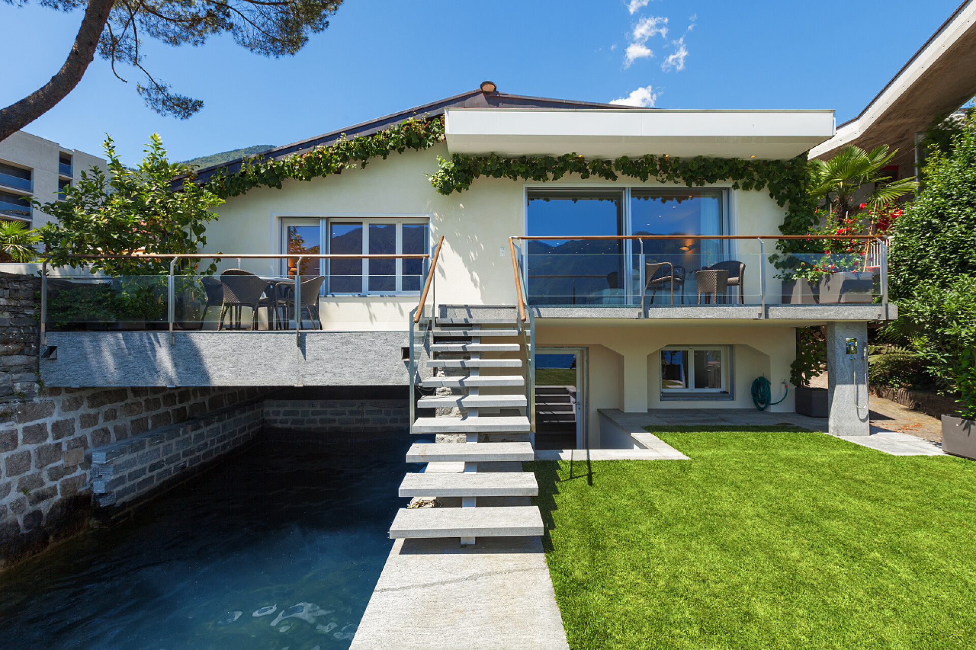 湖上的花园洋房外面的花园洋房