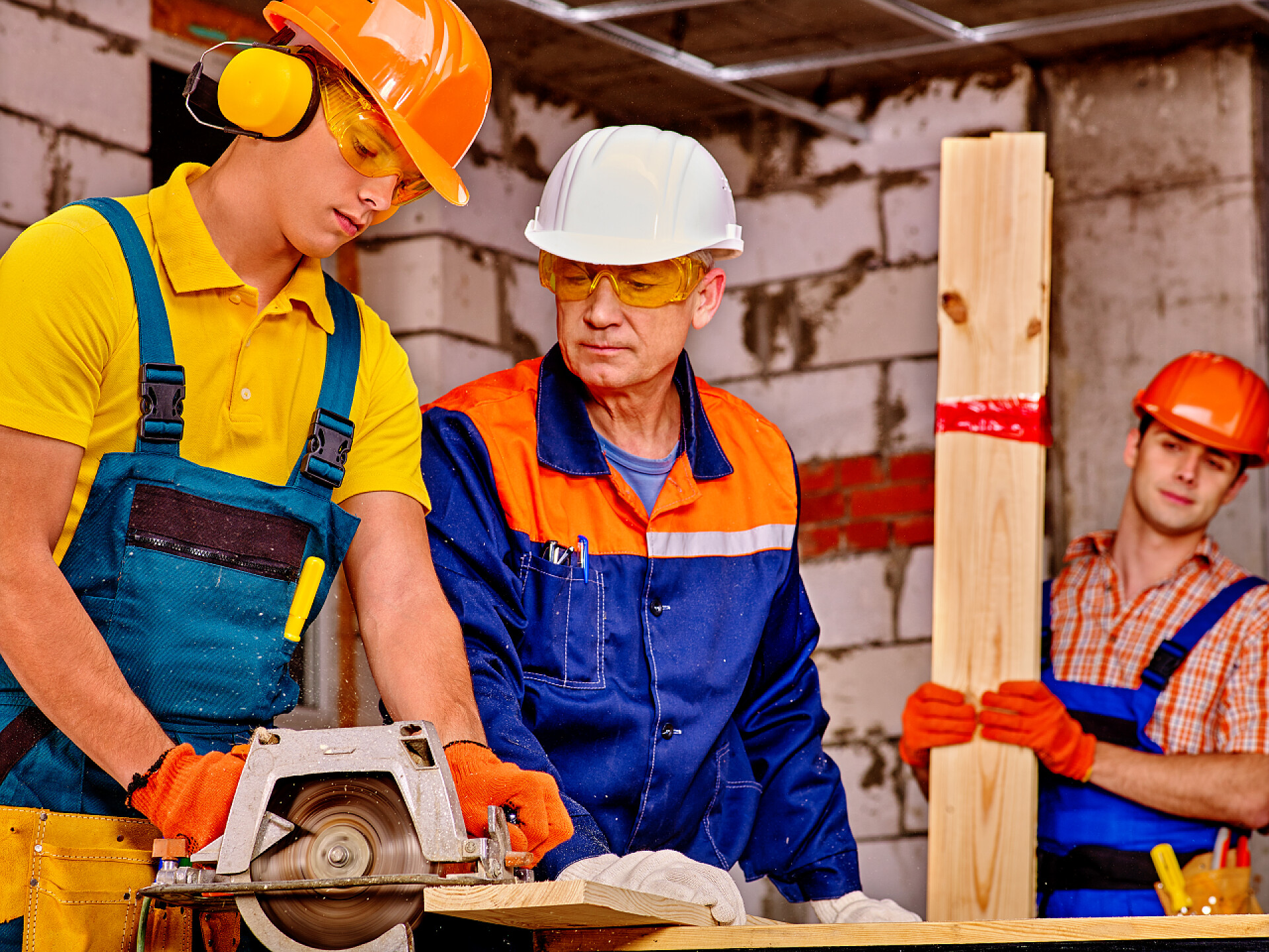 切割木板的工人团队圆锯片组人建设者 .