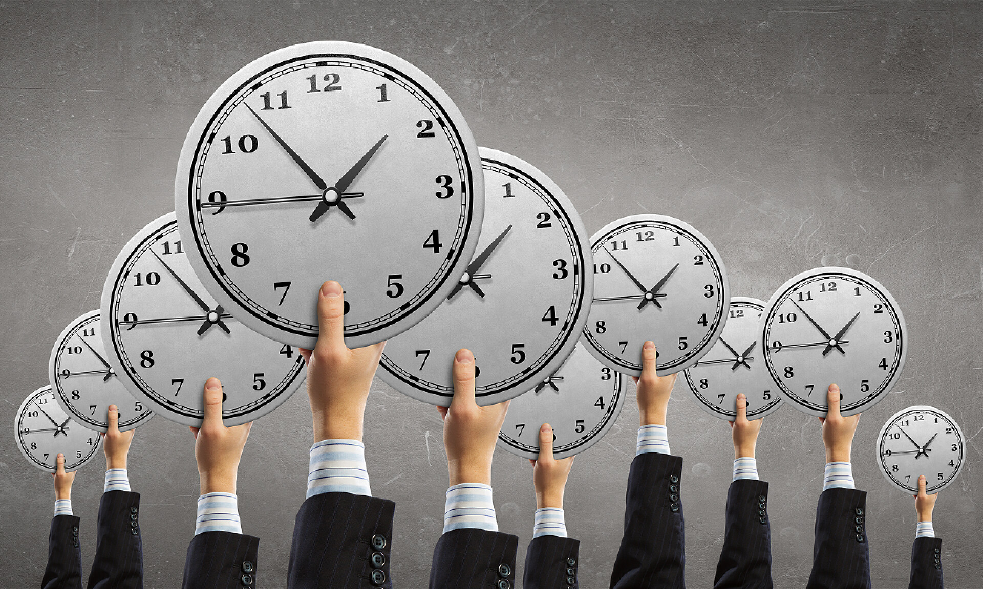 很多手中举着闹钟的商务人士时间管理