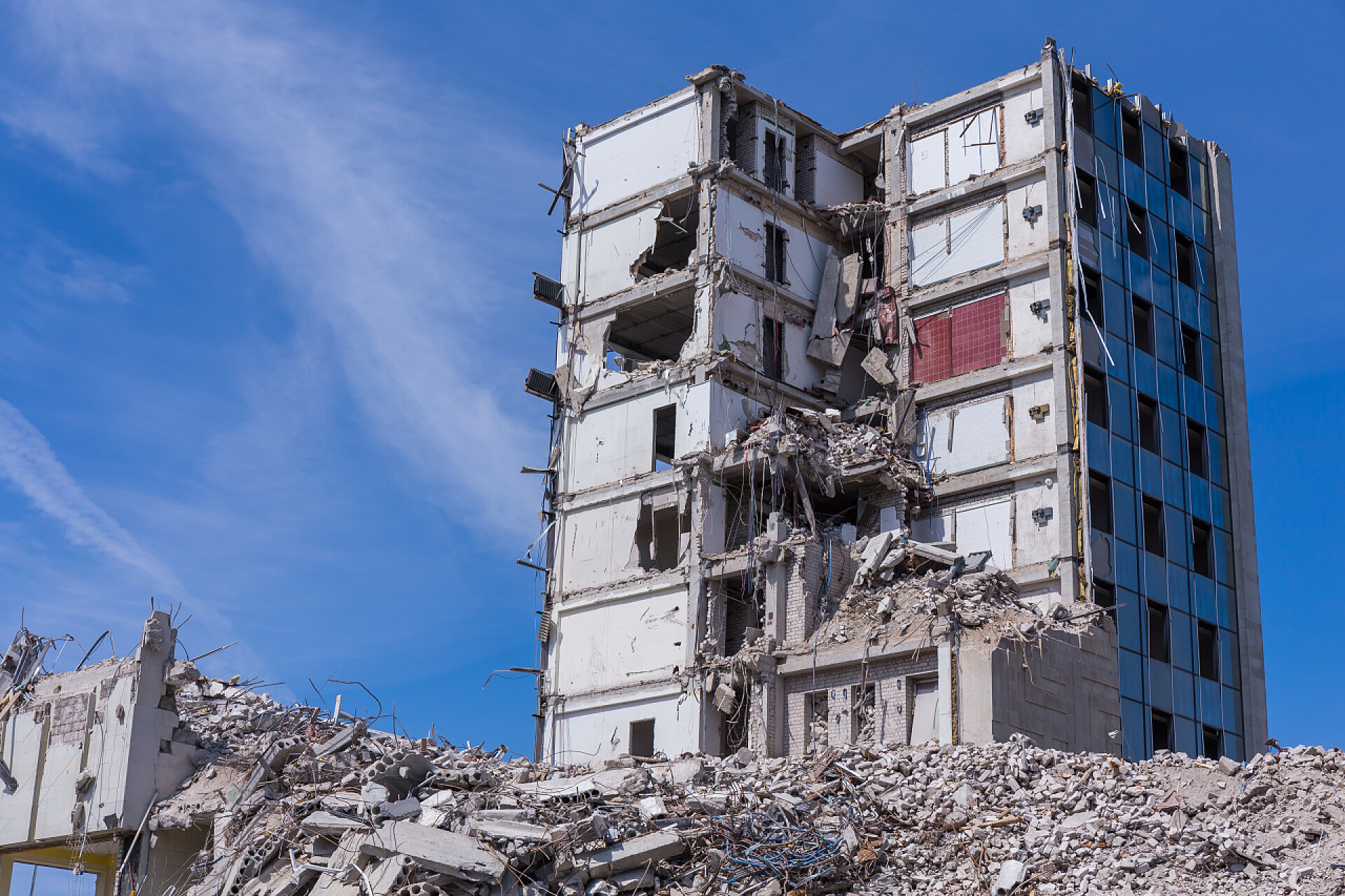 破碎的房屋拆迁前重建