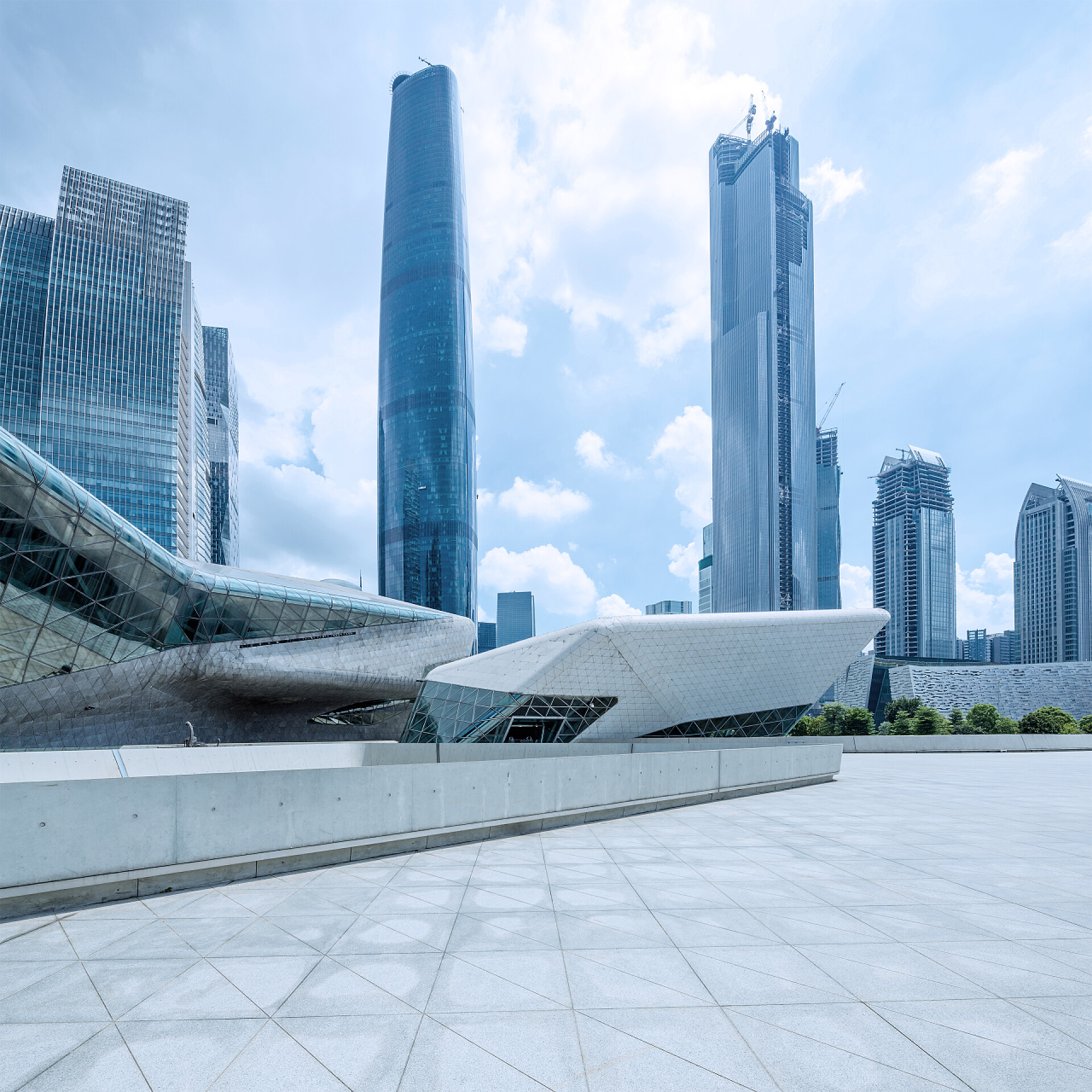 现代城市的摩天大楼现代的正方形和摩天大楼