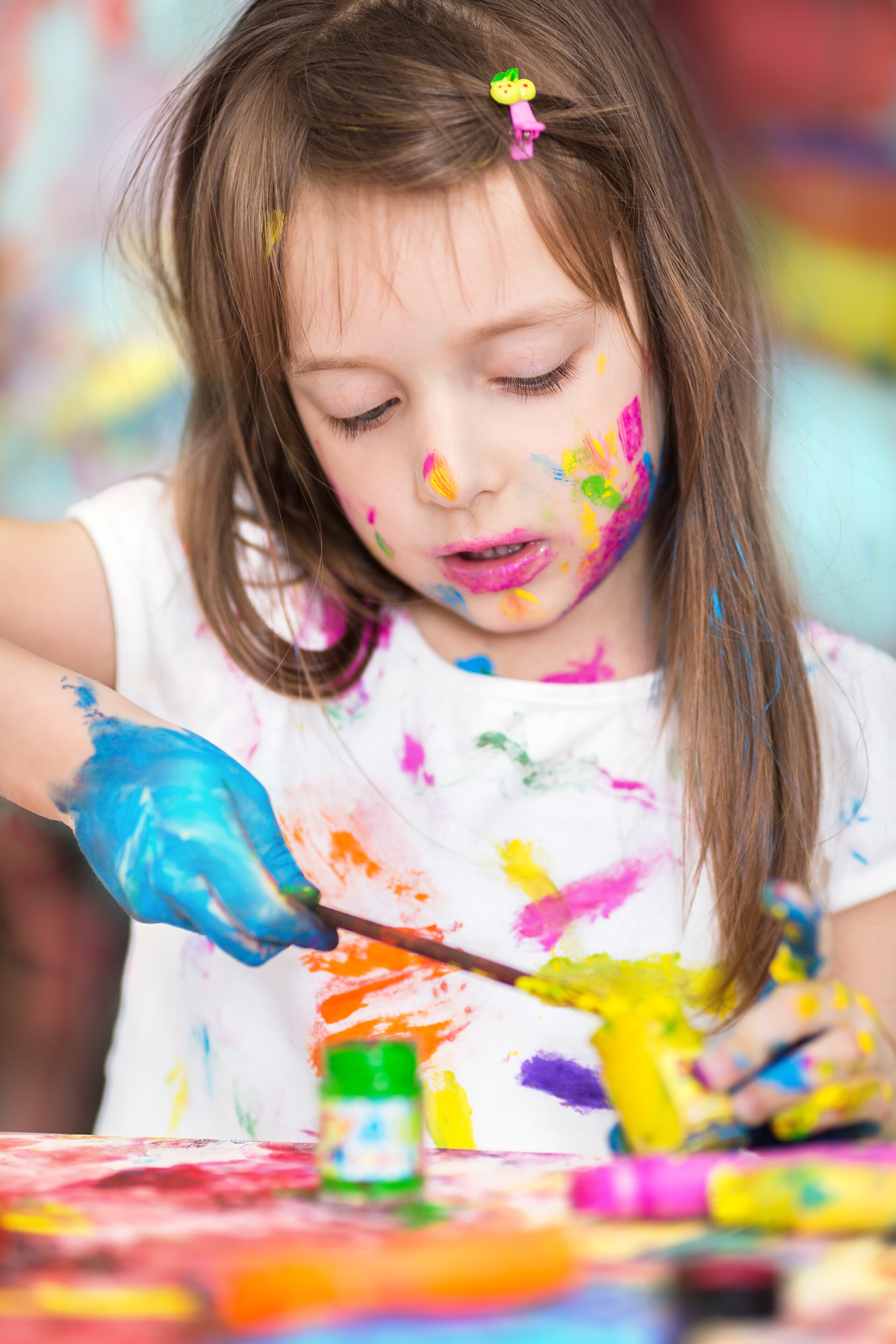 使用颜料画画的女孩教育概念