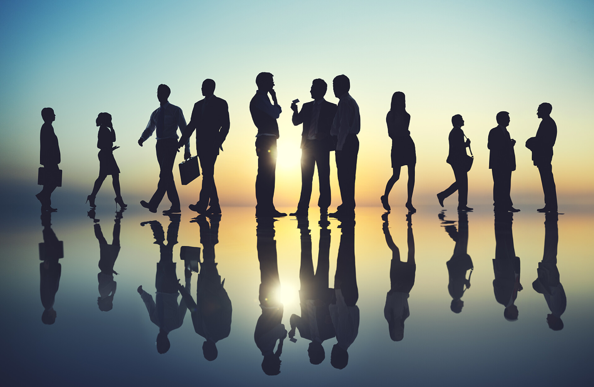 商务人士在讨论业务规划与财务战略在讨论战略业务团队