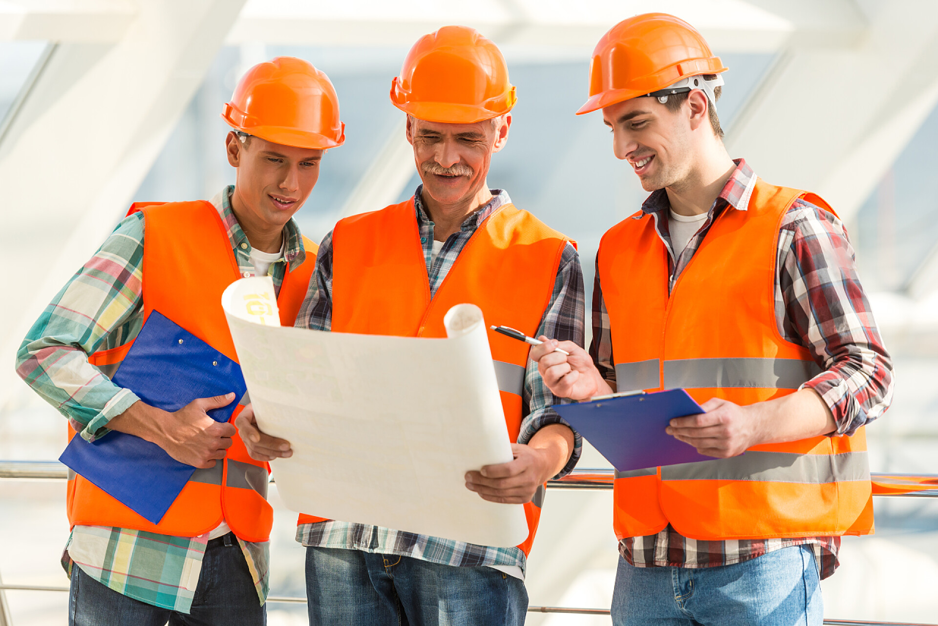 三个工程师在看施工图纸建筑行业的人