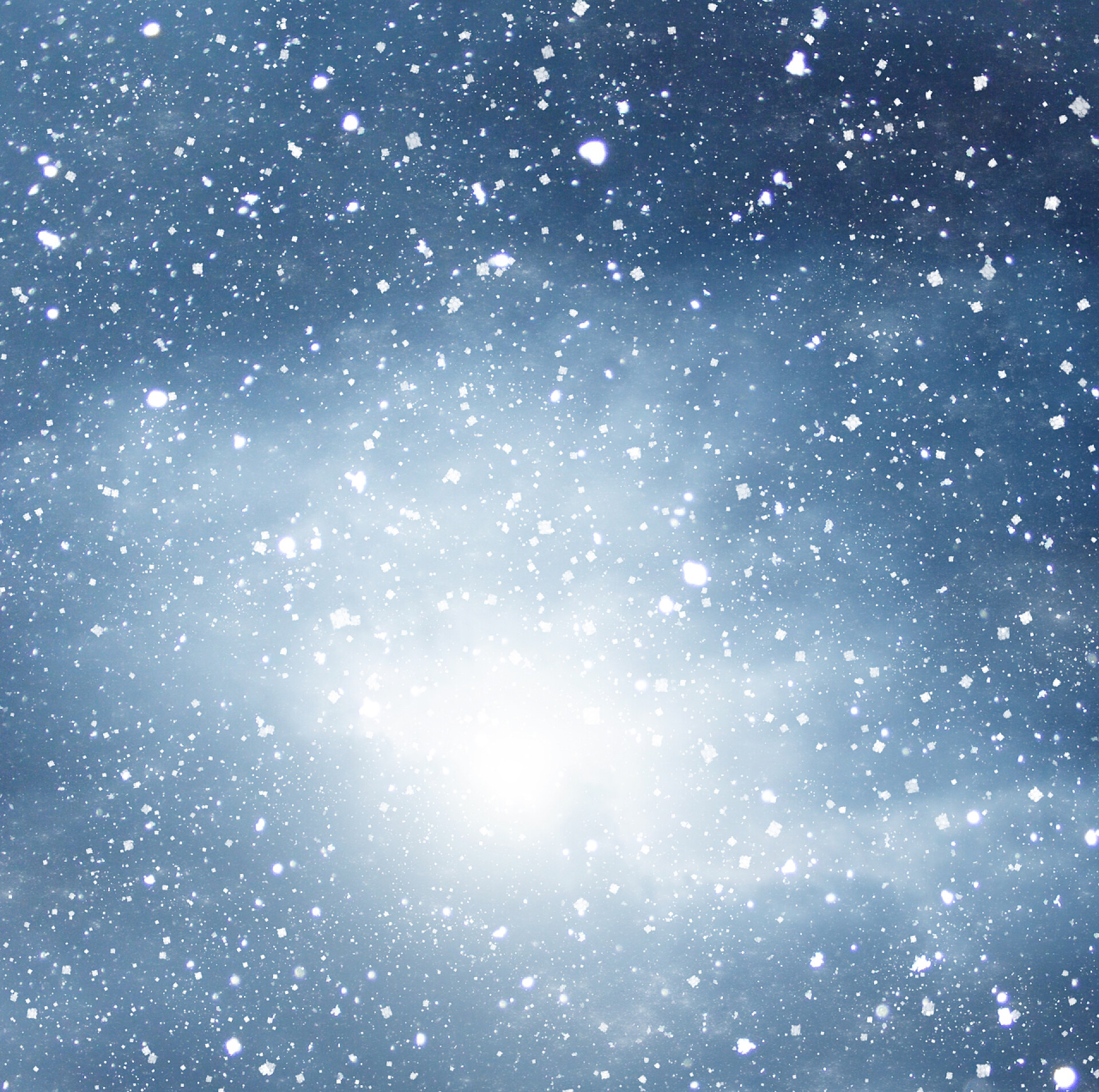 蓝色背景下的飘雪蓝色背景戏剧性的黑暗天空背景上的落雪