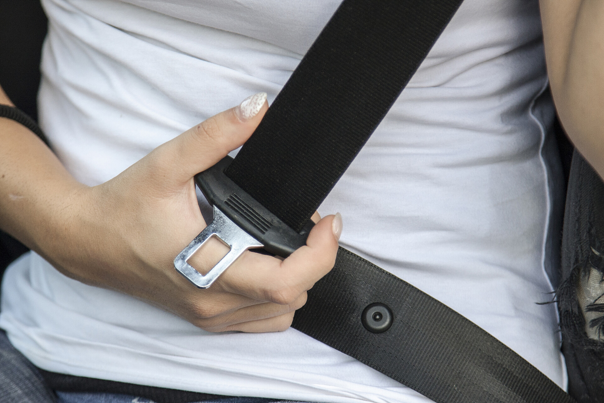 女人系好安全带安全带和人