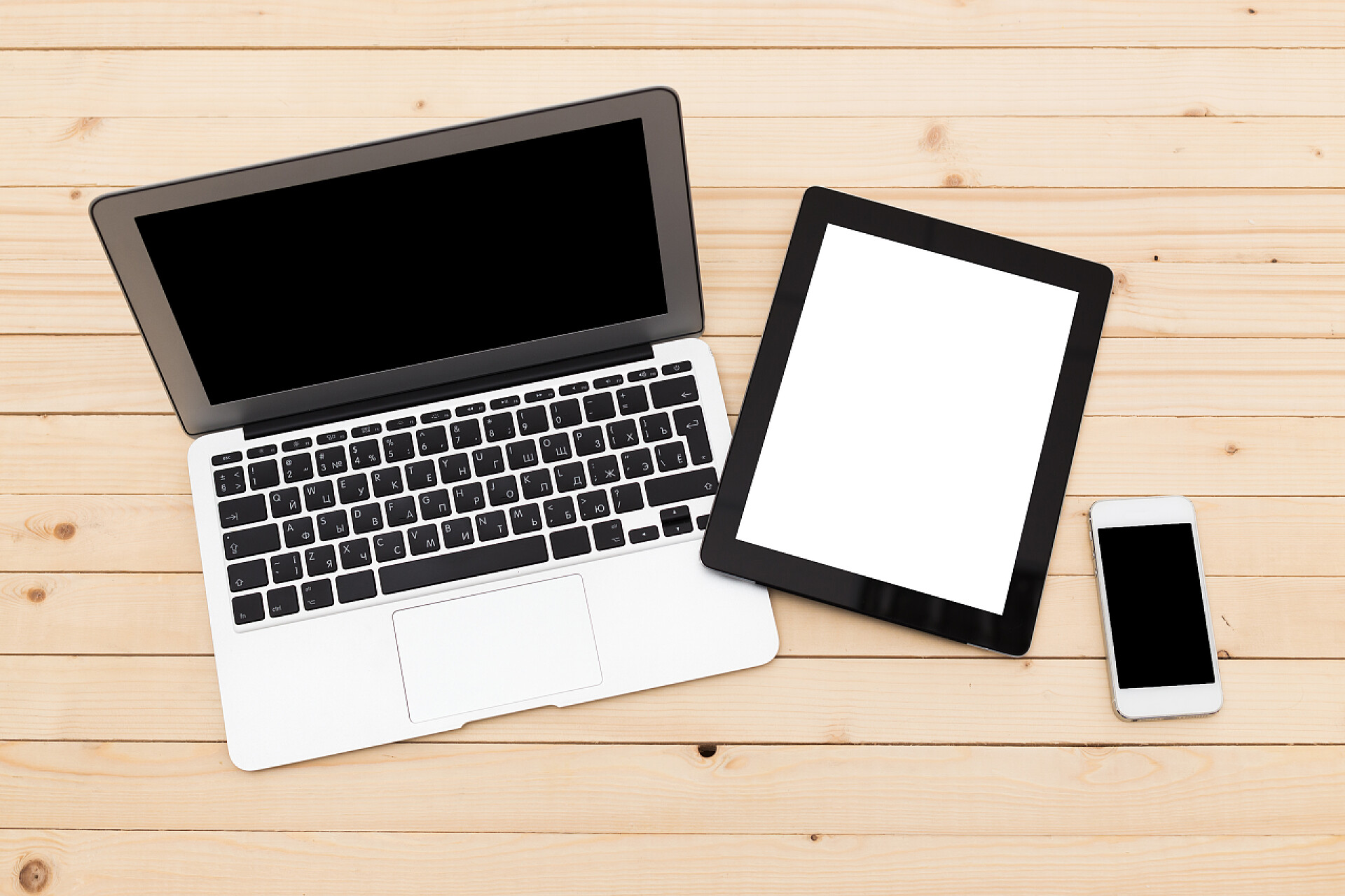 木桌上的笔记本电脑和手机与笔记本电脑办公场所