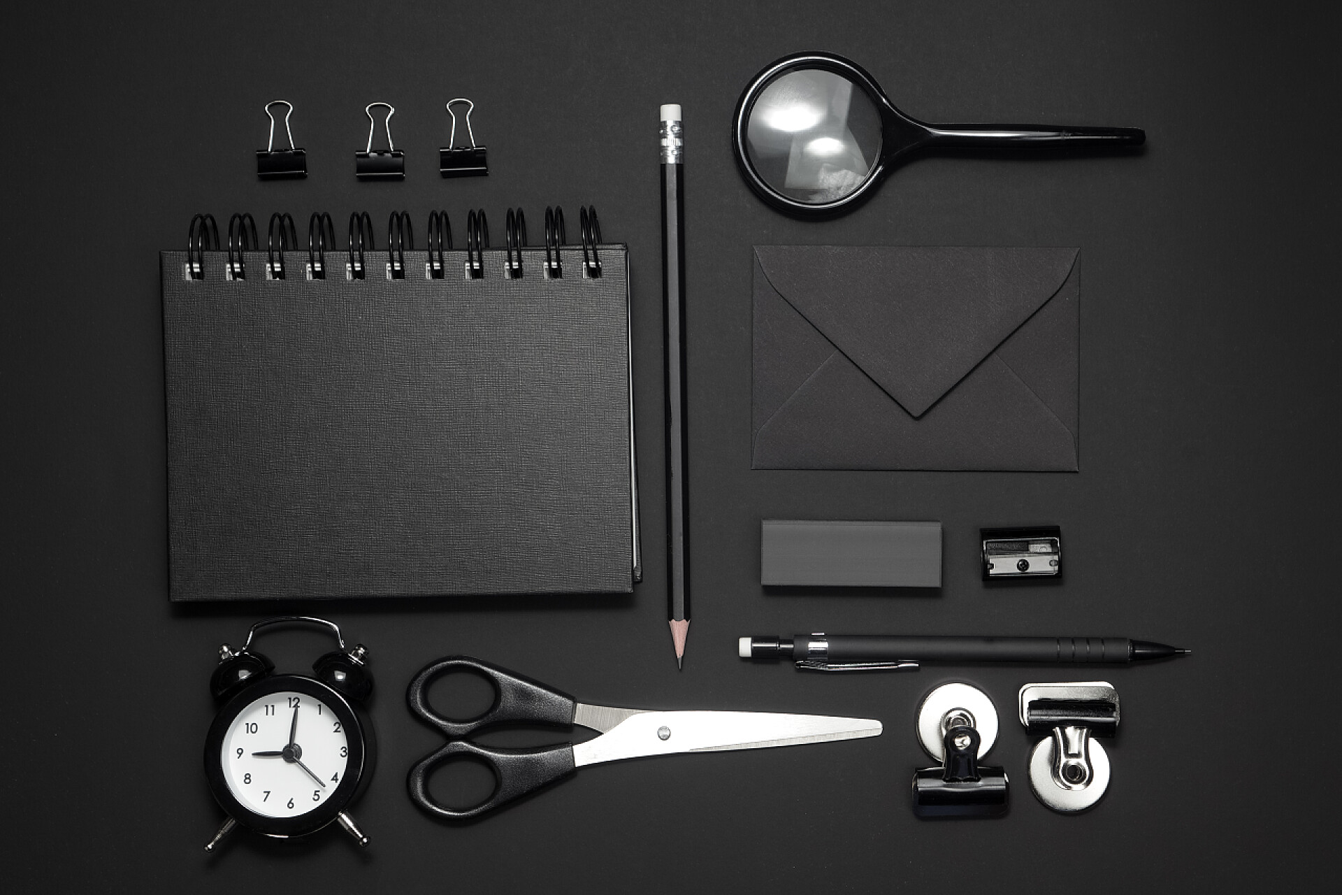 黑色背景上的办公用品办公室在黑色背景上的模拟