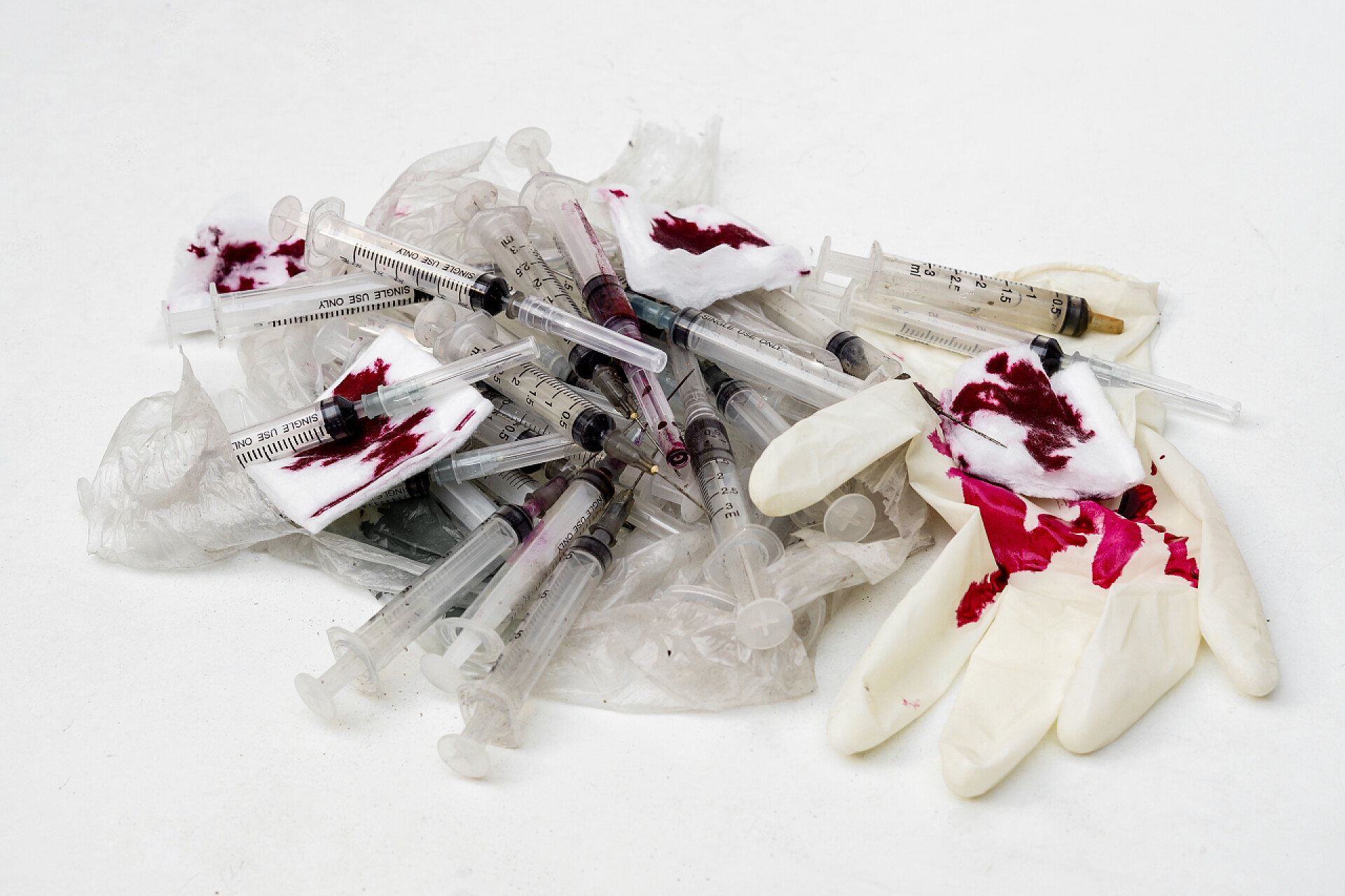 白色背景一堆医疗危险废物医疗废物