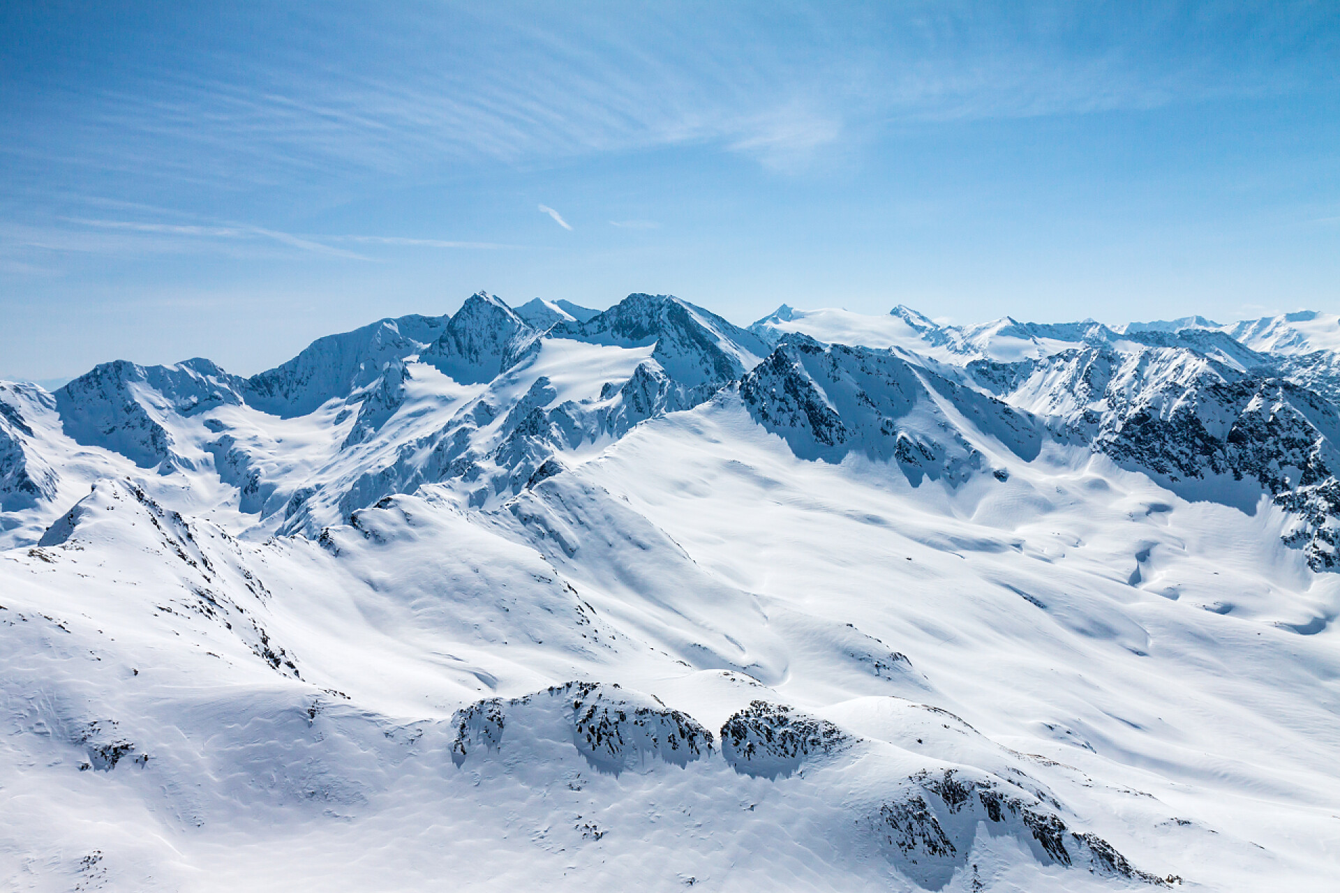 阿尔卑斯山冬季积雪的山峰期待着雪山的运动型女人