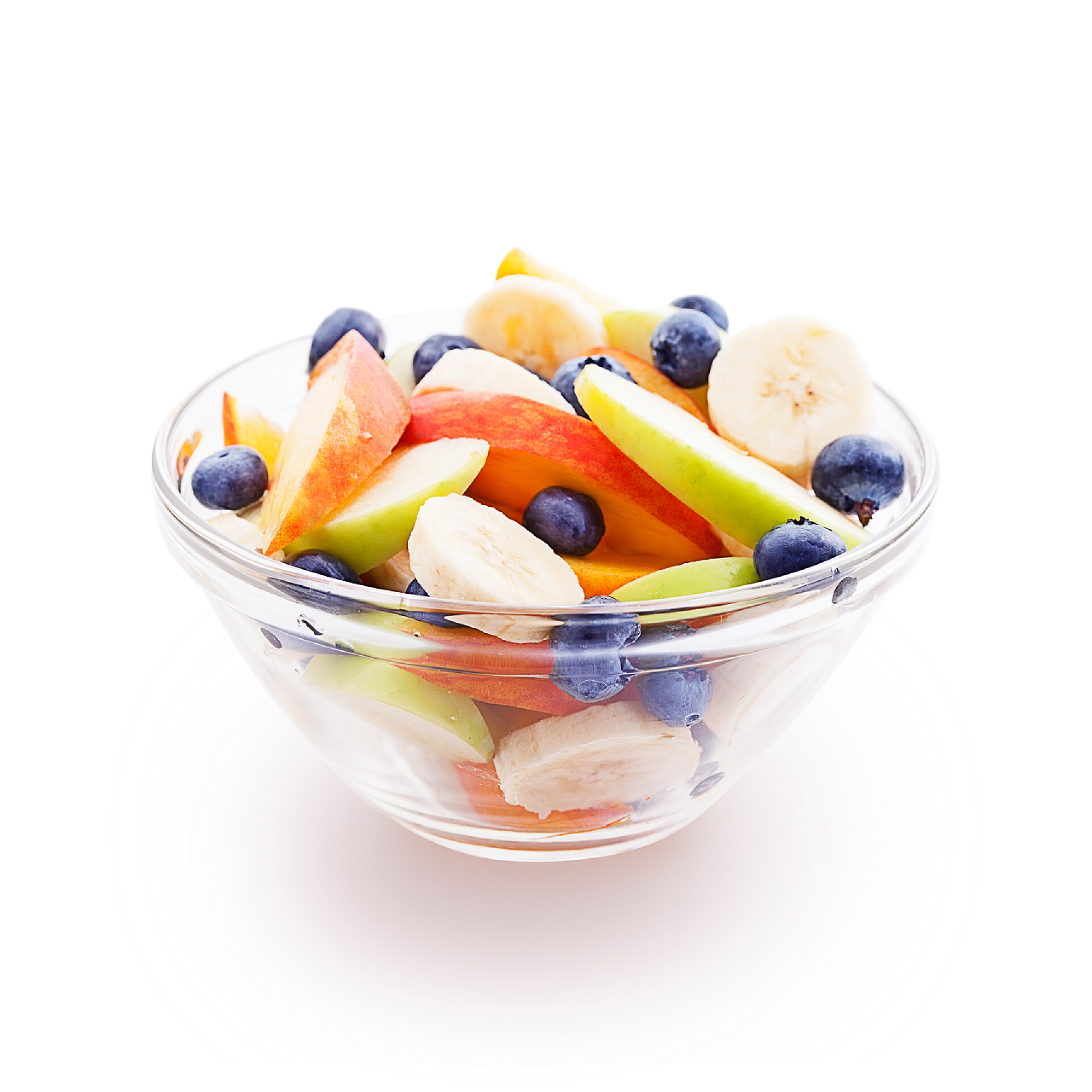 白色背景一碗蓝莓水果沙拉水果沙拉配蓝莓