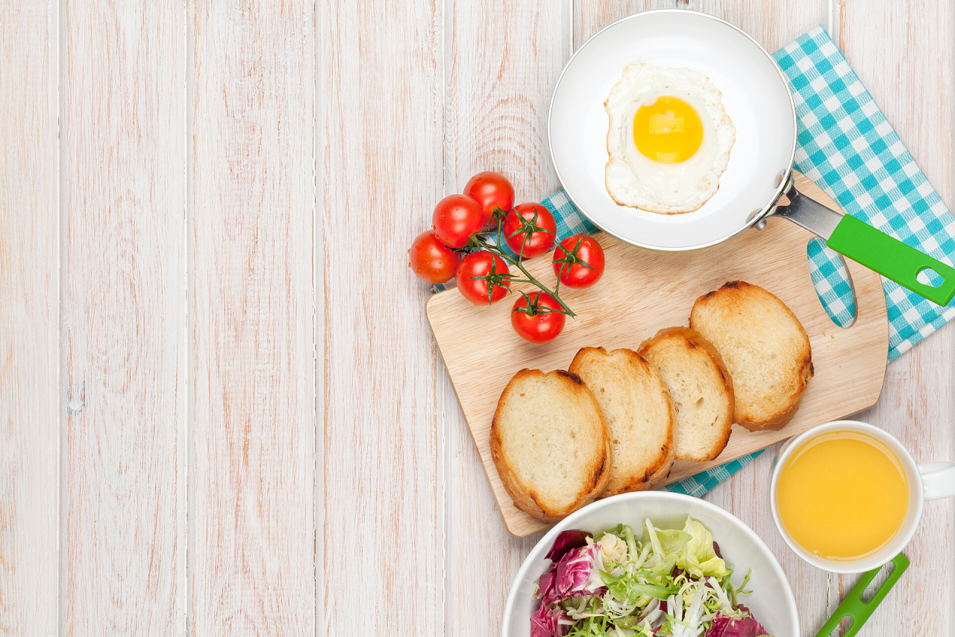 木桌上的三明治早餐煎的鸡蛋、 面包和沙拉一起吃早餐