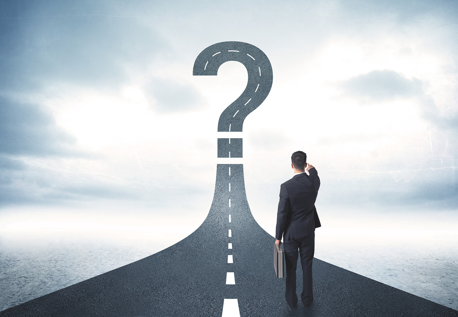 一个商人对前途感到迷茫带着问号在路上徘徊的商人