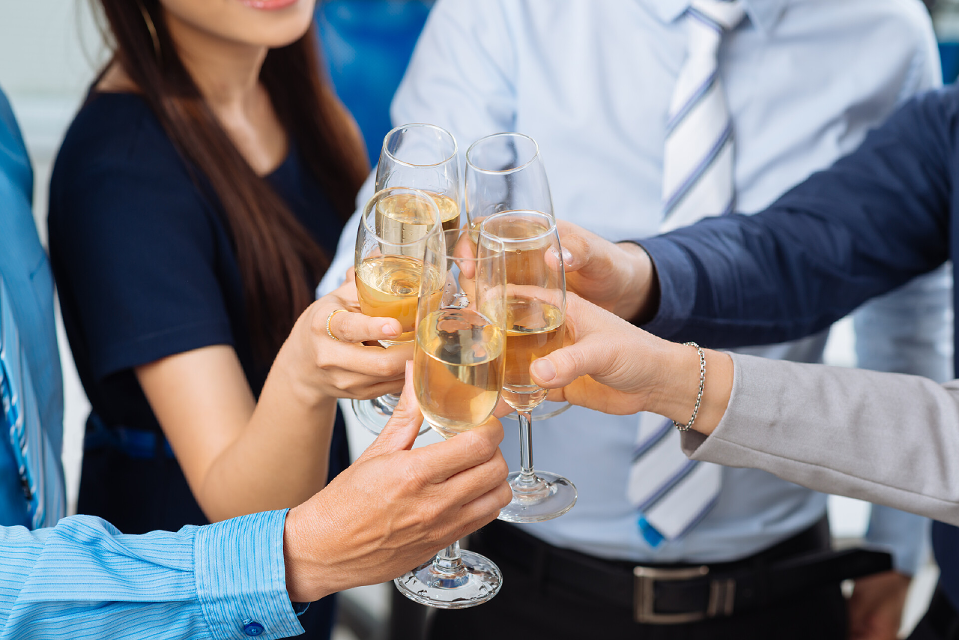 商务人士在酒会碰杯业务人碰杯