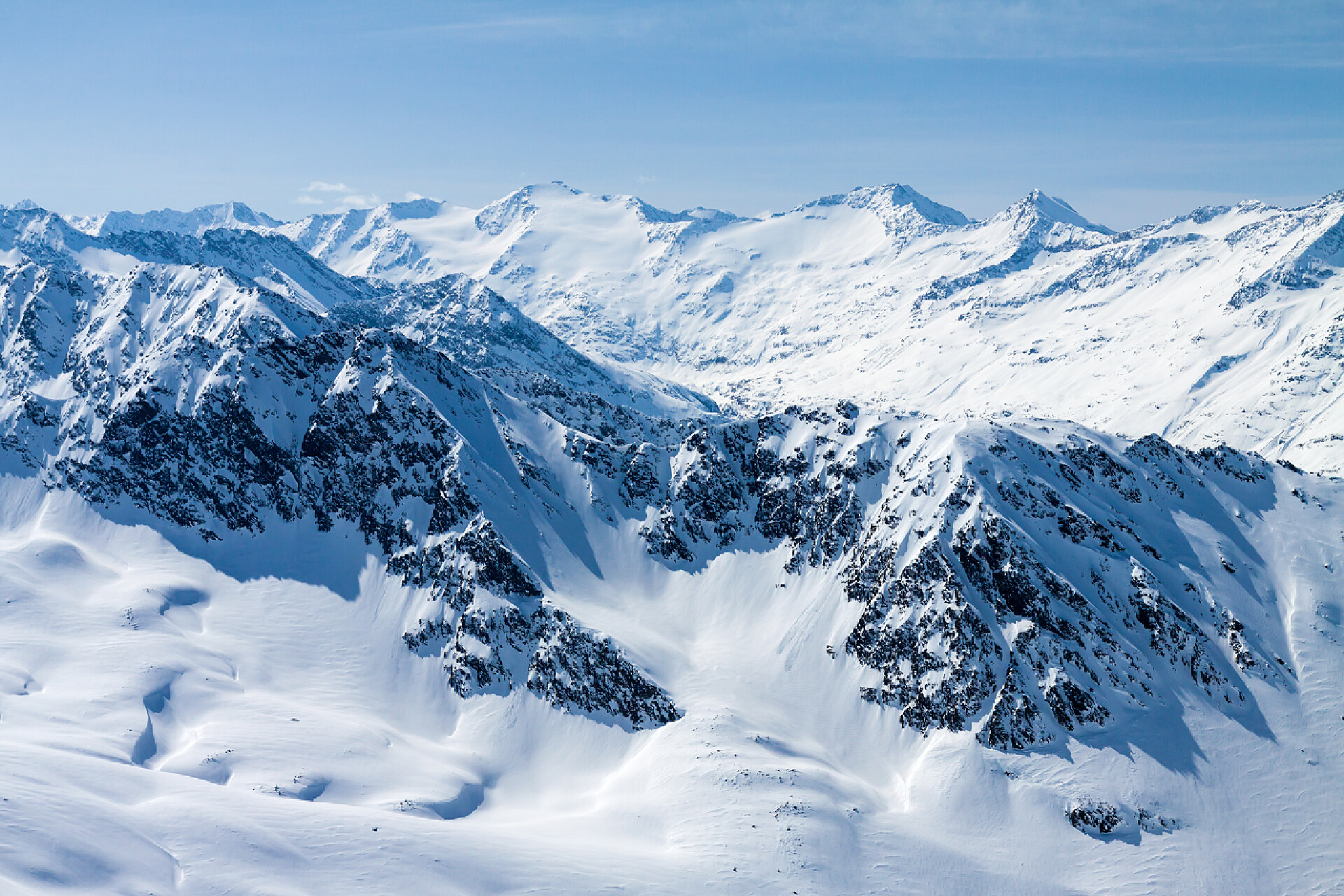 阿尔卑斯山山顶积雪期待着雪山的运动型女人