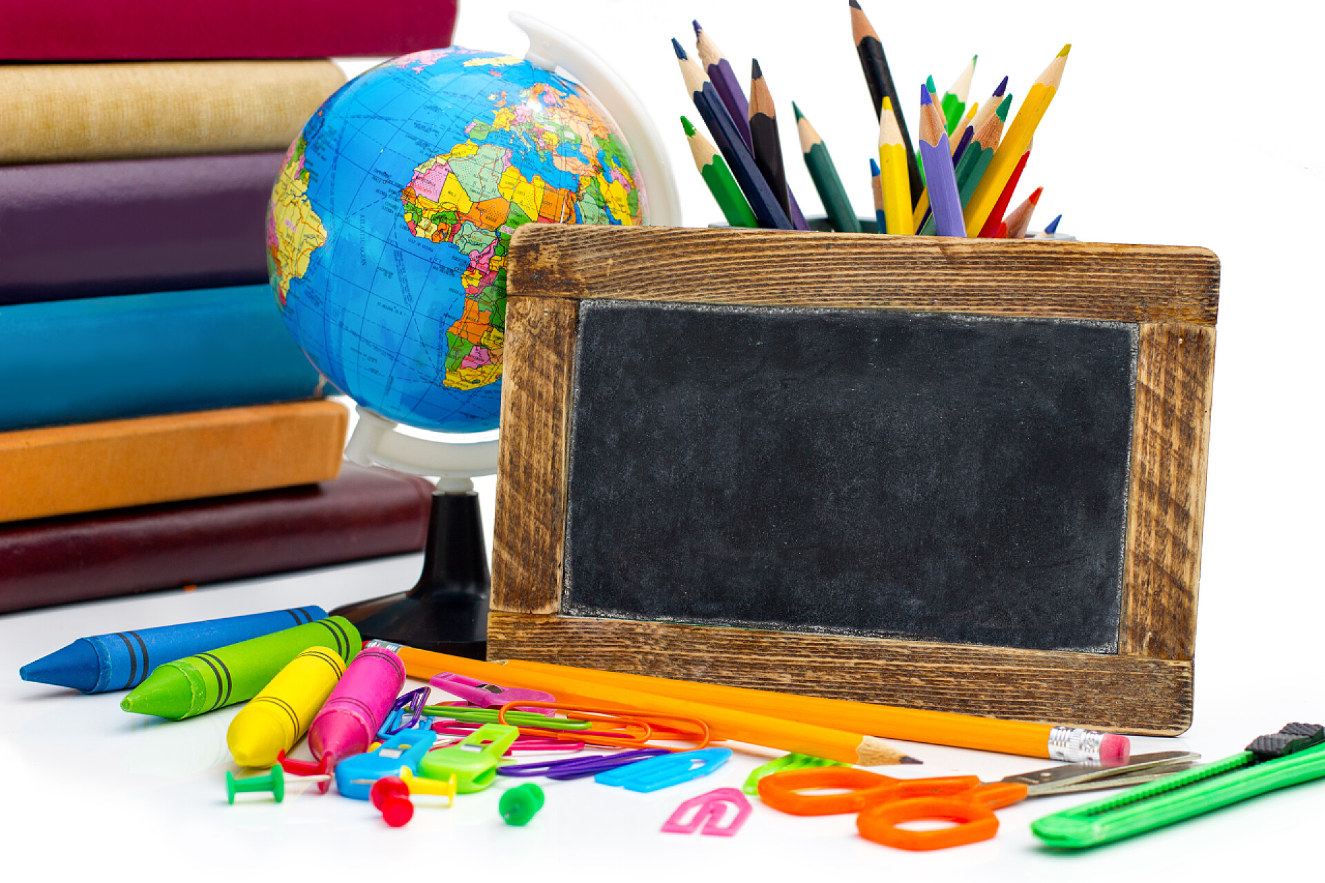 白背景上的彩笔和书本回到学校的概念 