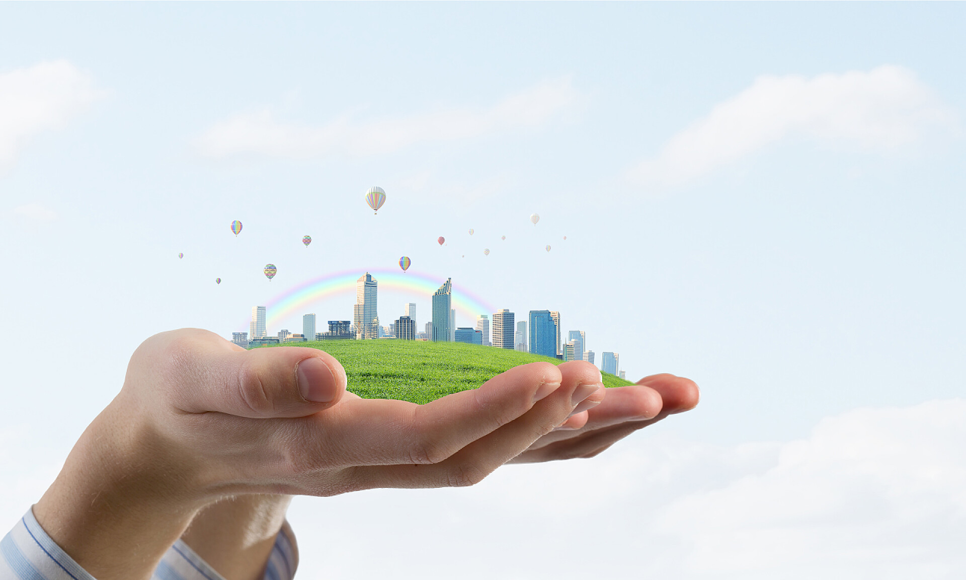 手里捧着的现代城市景观形象的特写现代建筑物和地标