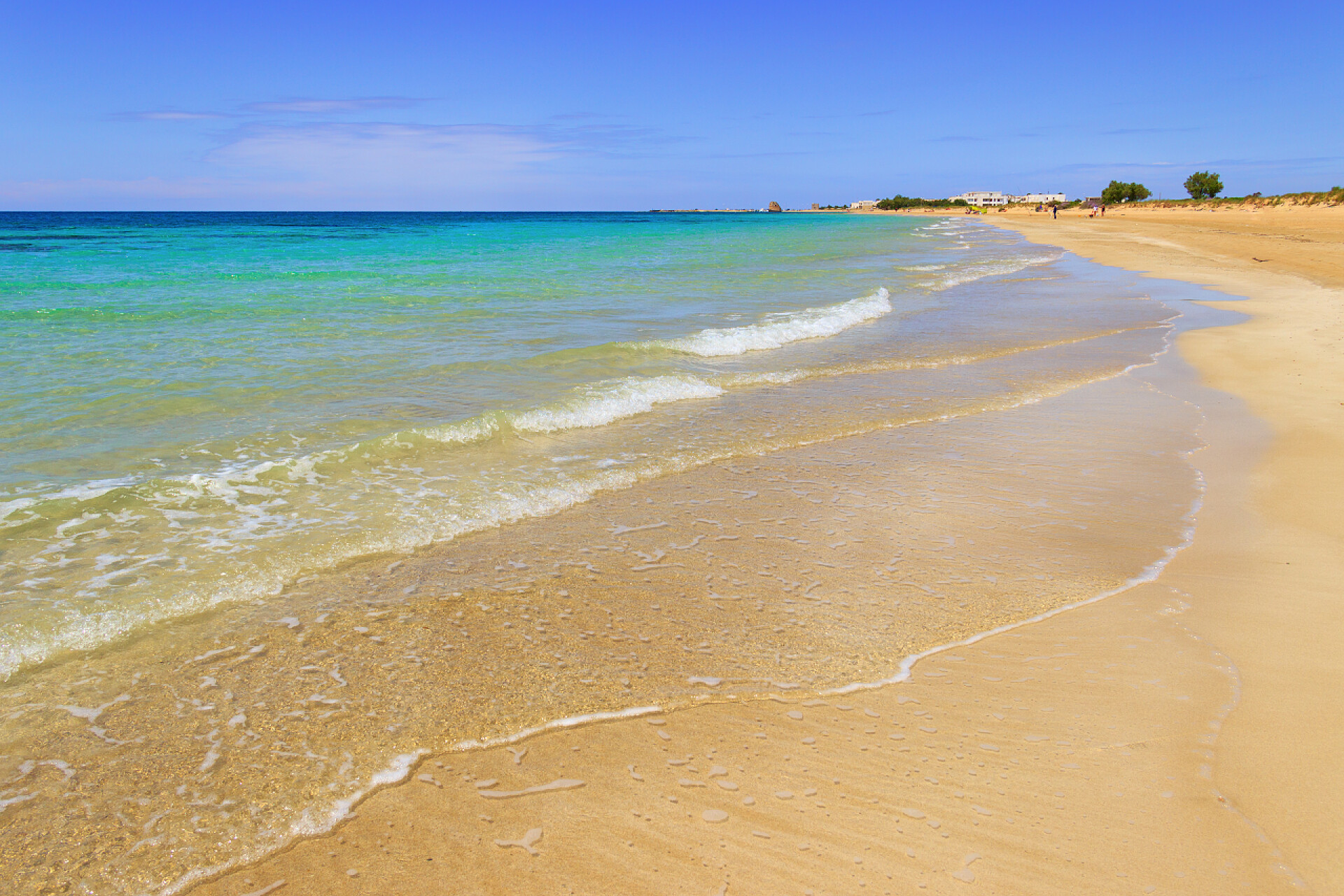 海岸边的海水拍打着沙子阿普利亚的最美丽的沙滩。Salento 海岸: 老爹巴利语海滩 (莱切)。意大利 (普利亚)。它的名字来自于十六世纪 watchtowe。低的沙质海岸线是 charactherized 被沙丘覆盖着地中海的磨砂膏.