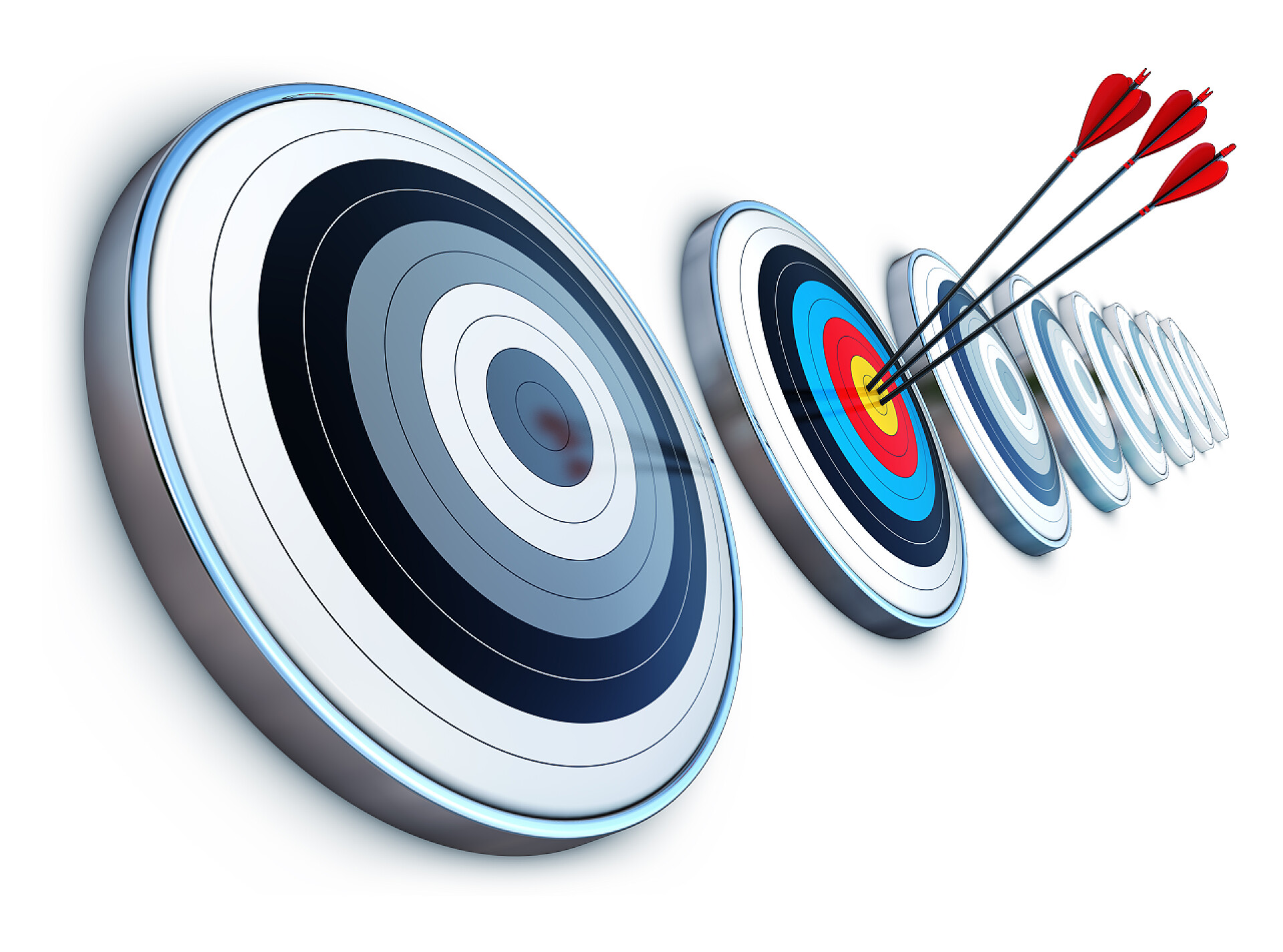 白色背景前的靶子和三支箭头目标和箭