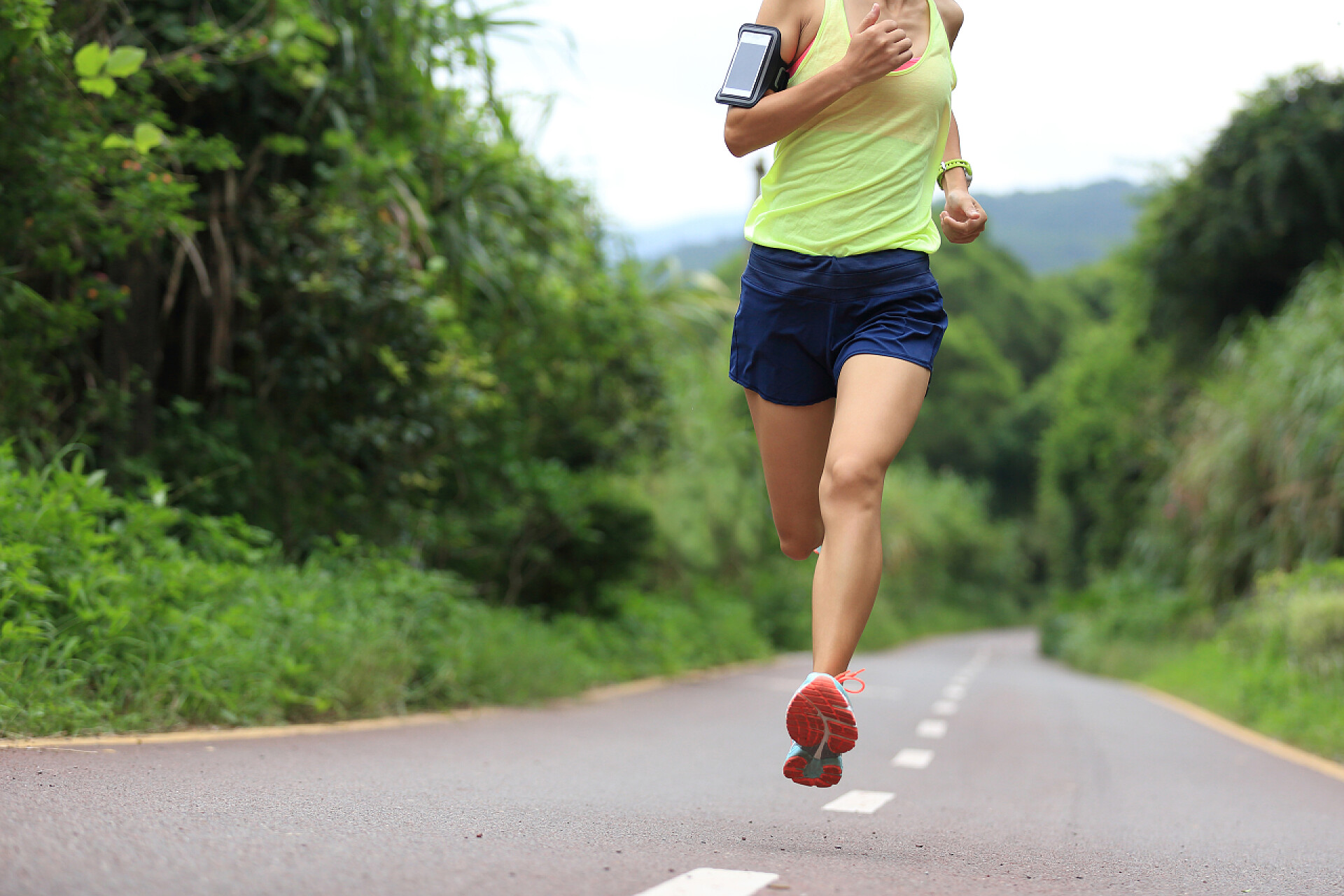 女运动员在森林步道上跑步女性在小径上运行