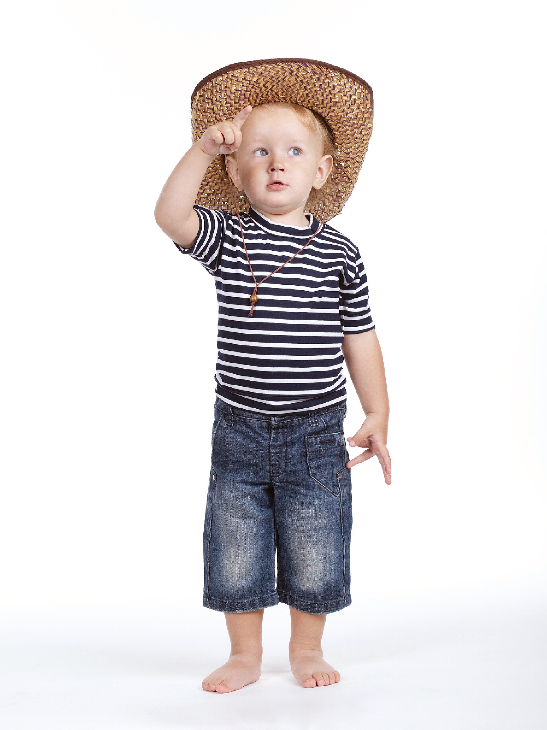 白色背景上一个戴帽子的男孩小牛仔白底照片