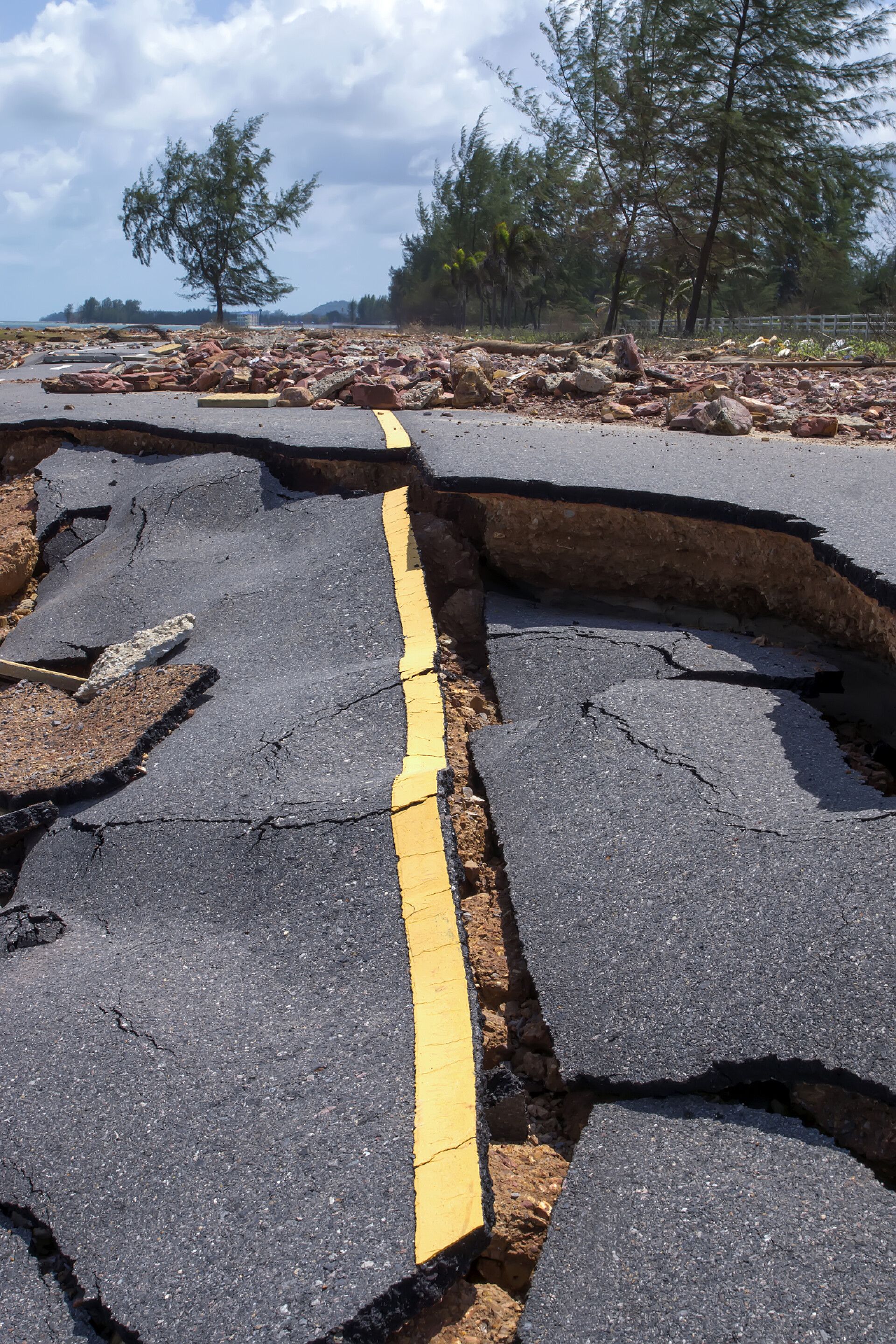 海浪和风暴引起道路侵蚀开裂道路侵蚀引起的海浪和风暴.