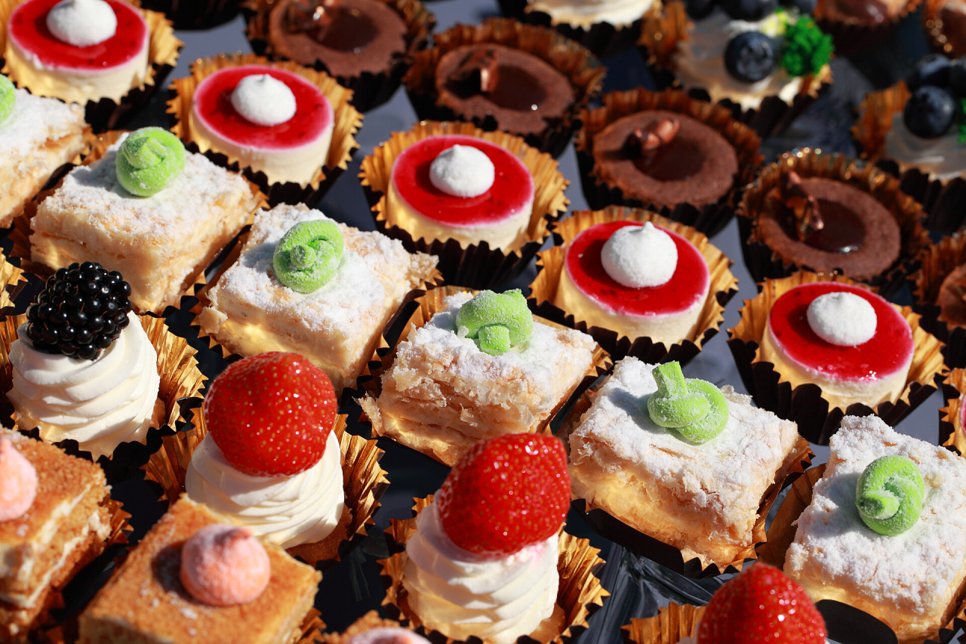 桌子上放着的宴会甜点婚礼甜蜜沙漠