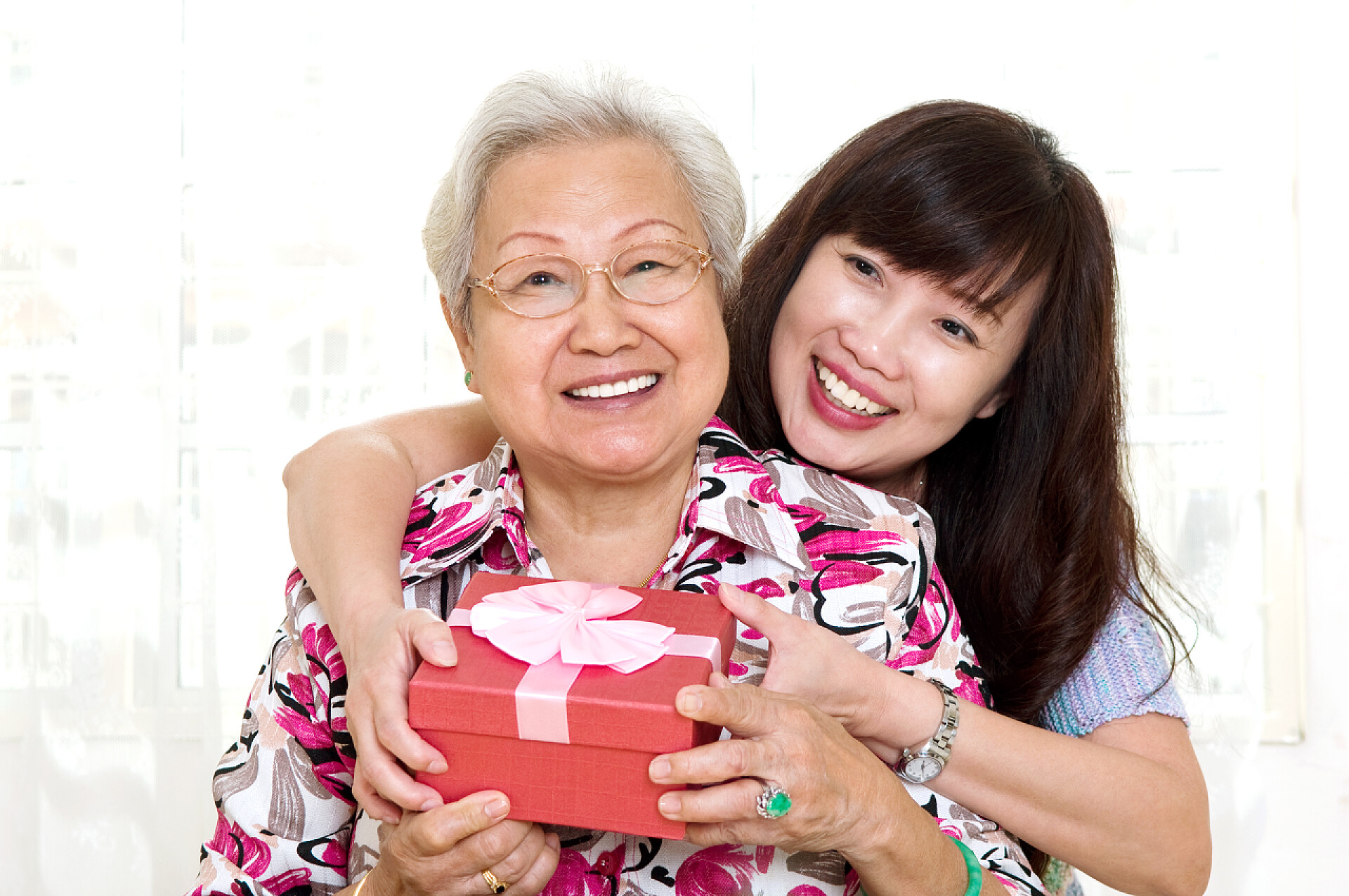 亚洲老年女人送礼物给女儿母亲节快乐