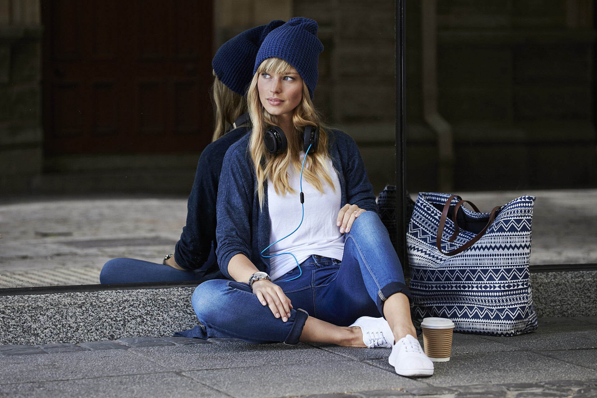 时装模特在城市人行道上放松时装模特放松