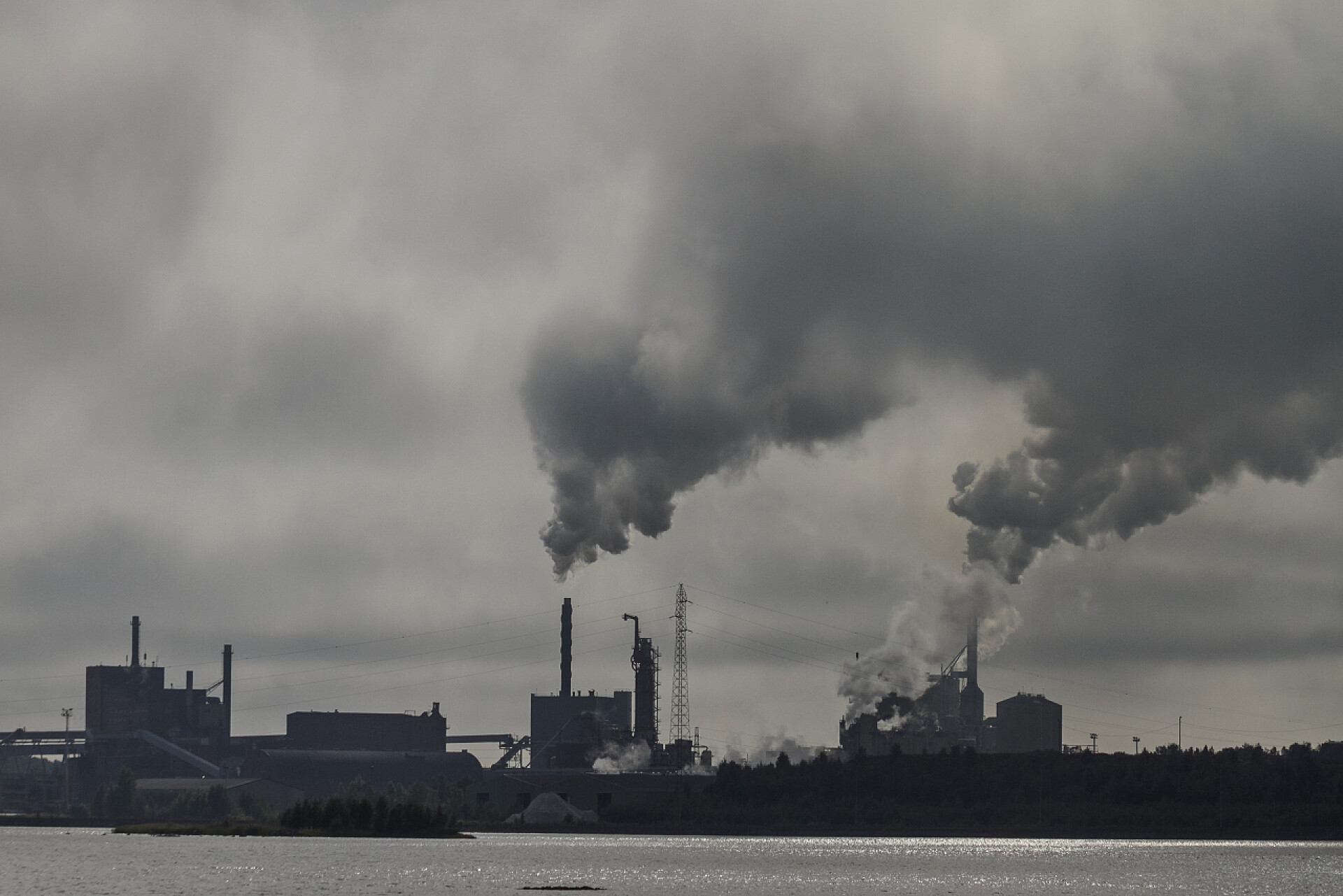 工厂的烟囱排放烟雾和空气污染物的景观与工厂的烟囱景观