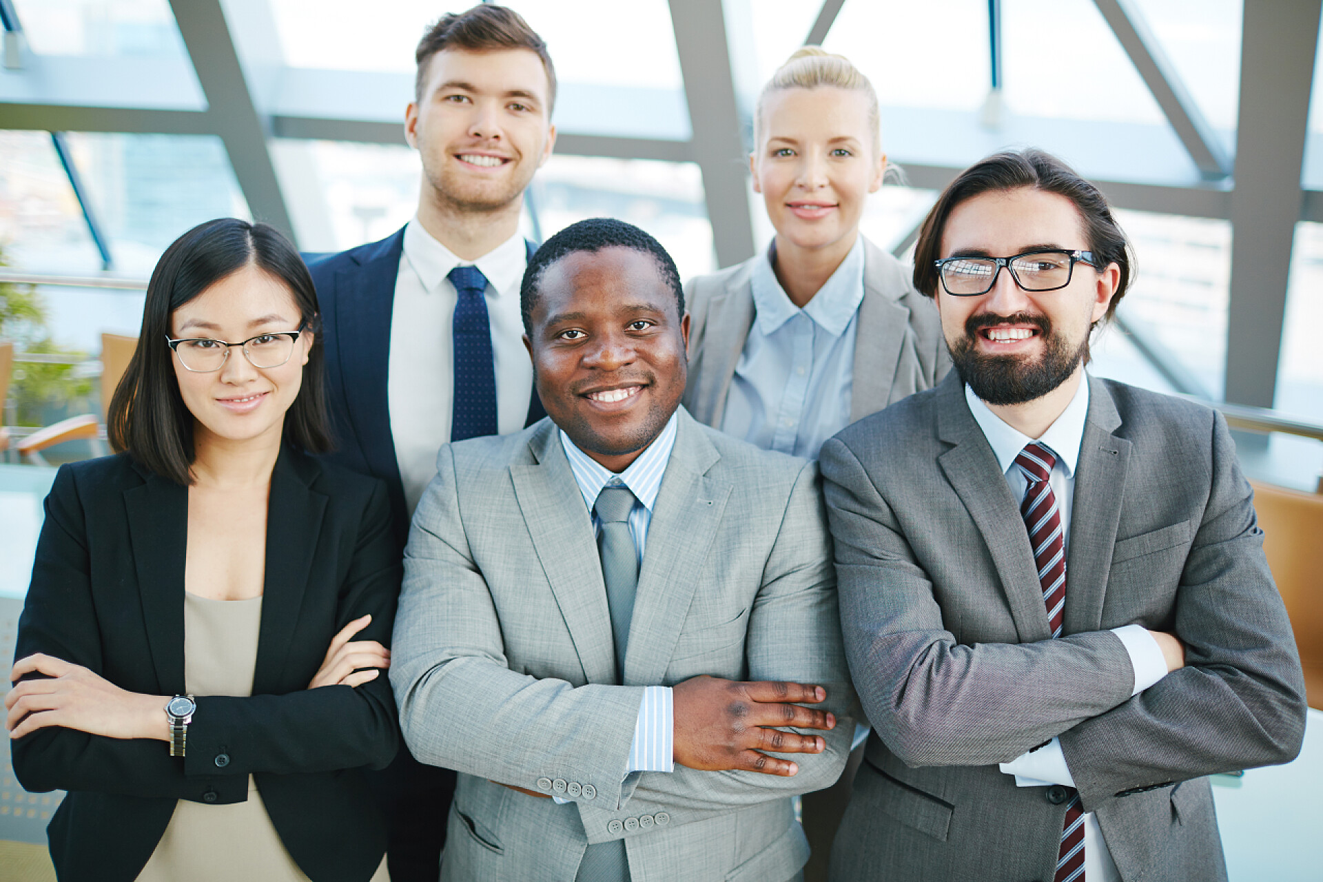 成功的国际籍管理者带着微笑看着镜头经理看着相机