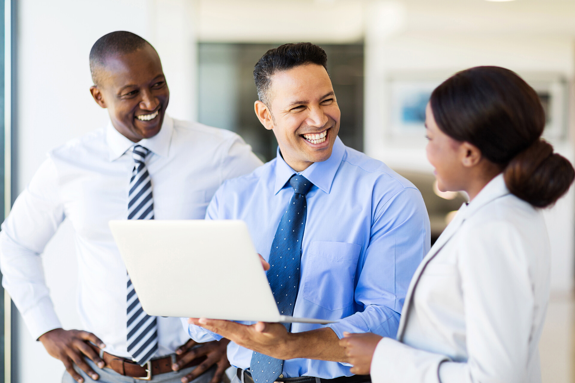 在现代办公室使用笔记本电脑的商务人士使用笔记本电脑的商人