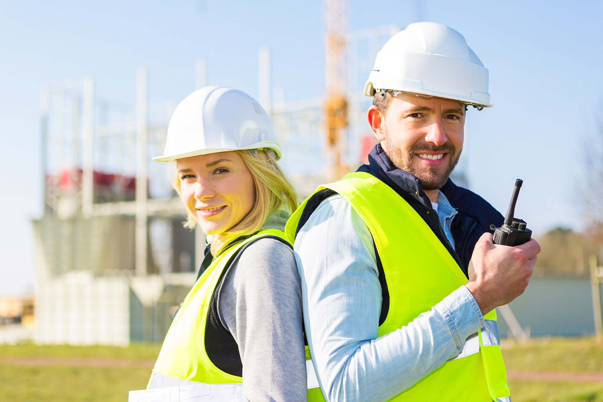 建筑工地安全生产两名工人团队建设网站上的视图一队两个工人在一个建筑工地上的肖像