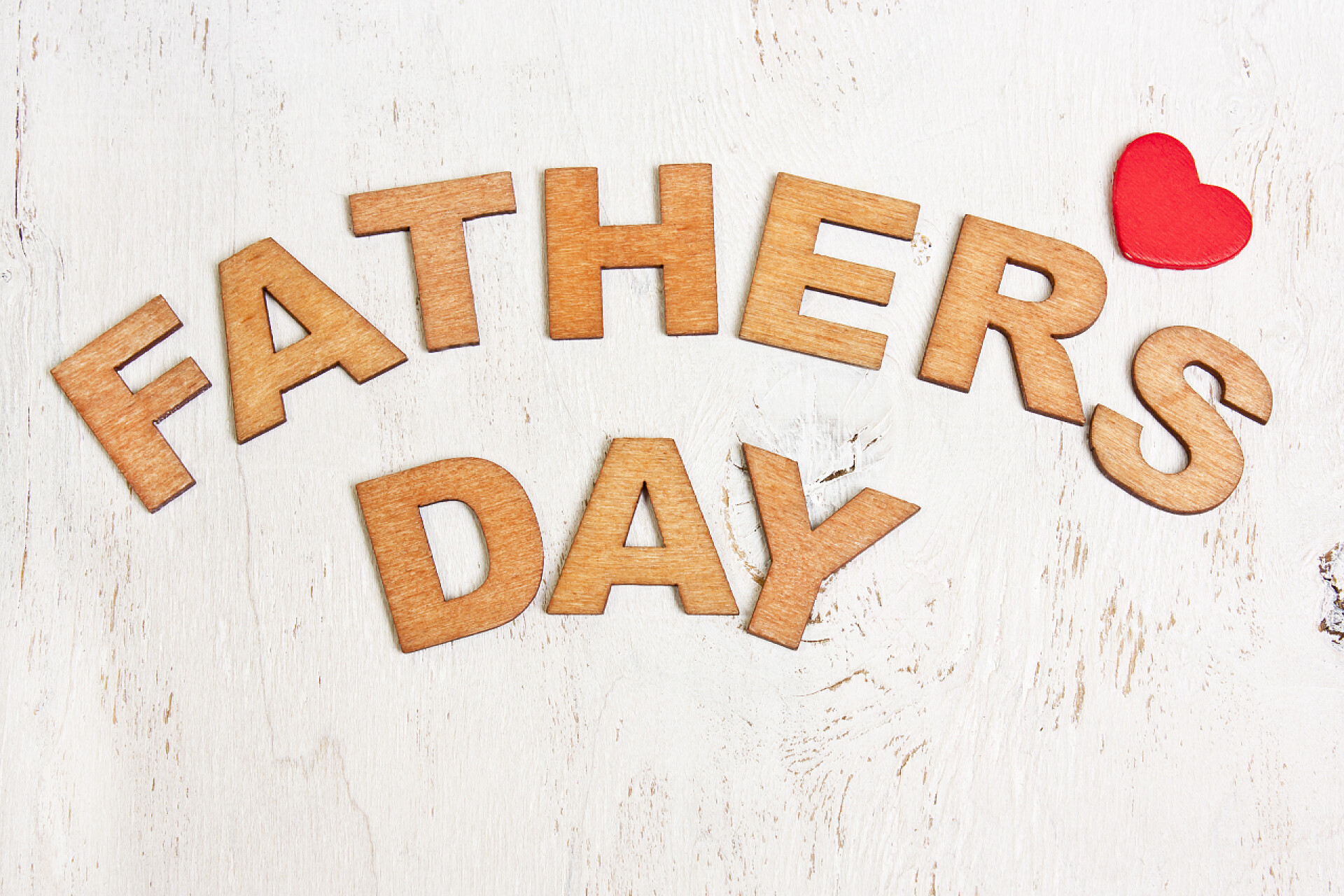 白色木制背景上的木制字母父亲节与老的白色背景上的木制字母